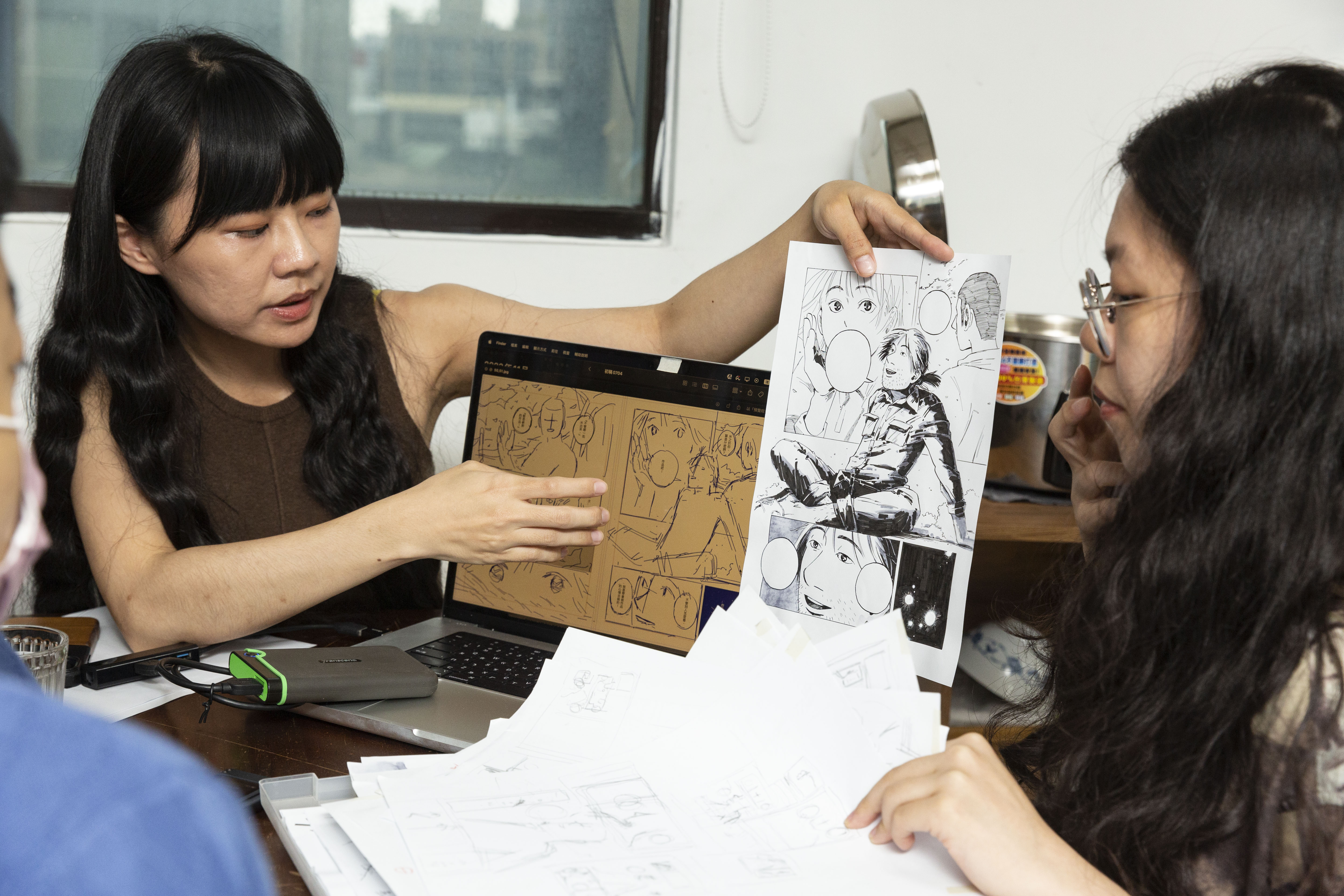 何安妘（左）與漫畫家Ning Lu（右）共同創作〈酒是作品－吉野一號〉。
