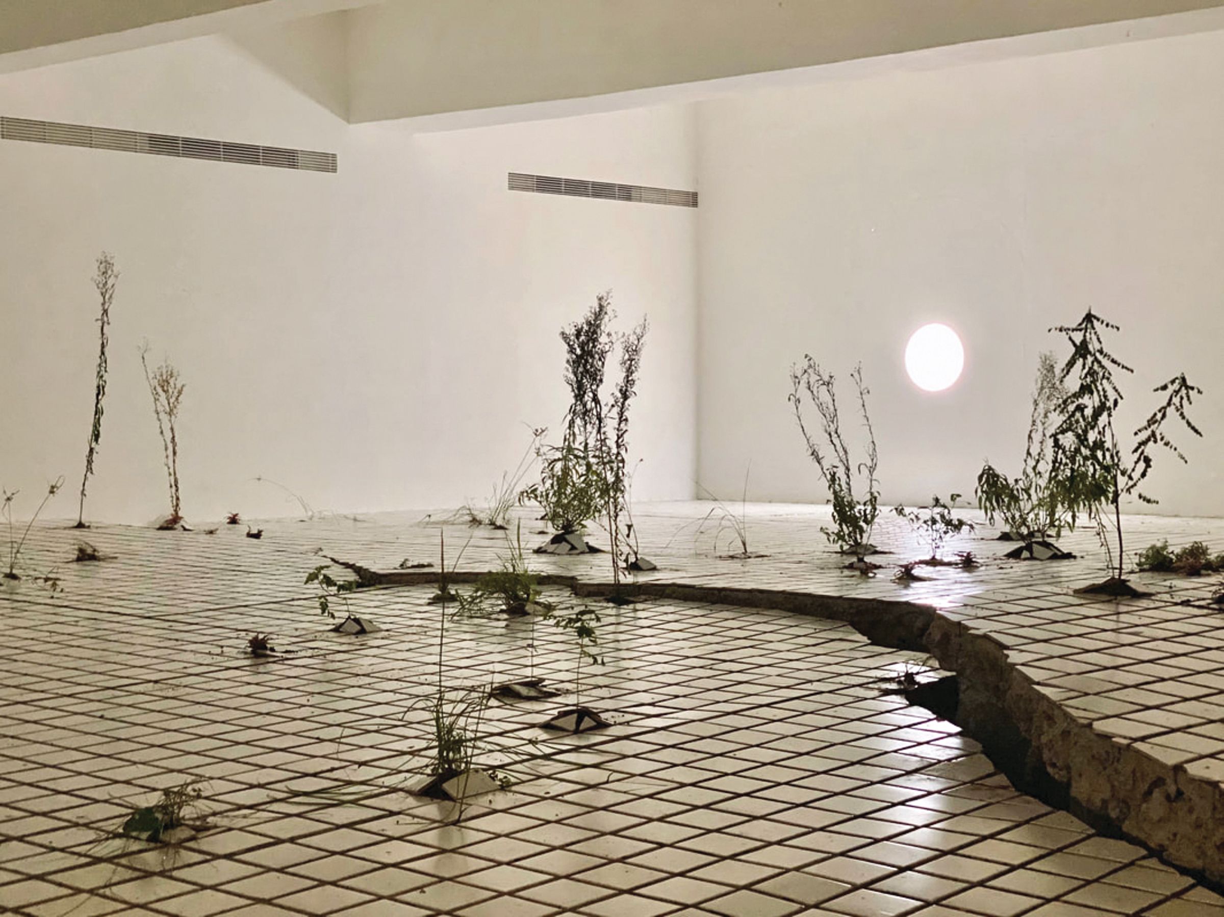 王煜松以2018年初的地震地景變化為靈感,創作《兩個福爾摩沙》裝置藝術,記錄了花蓮的傷痕。(王煜松提供)