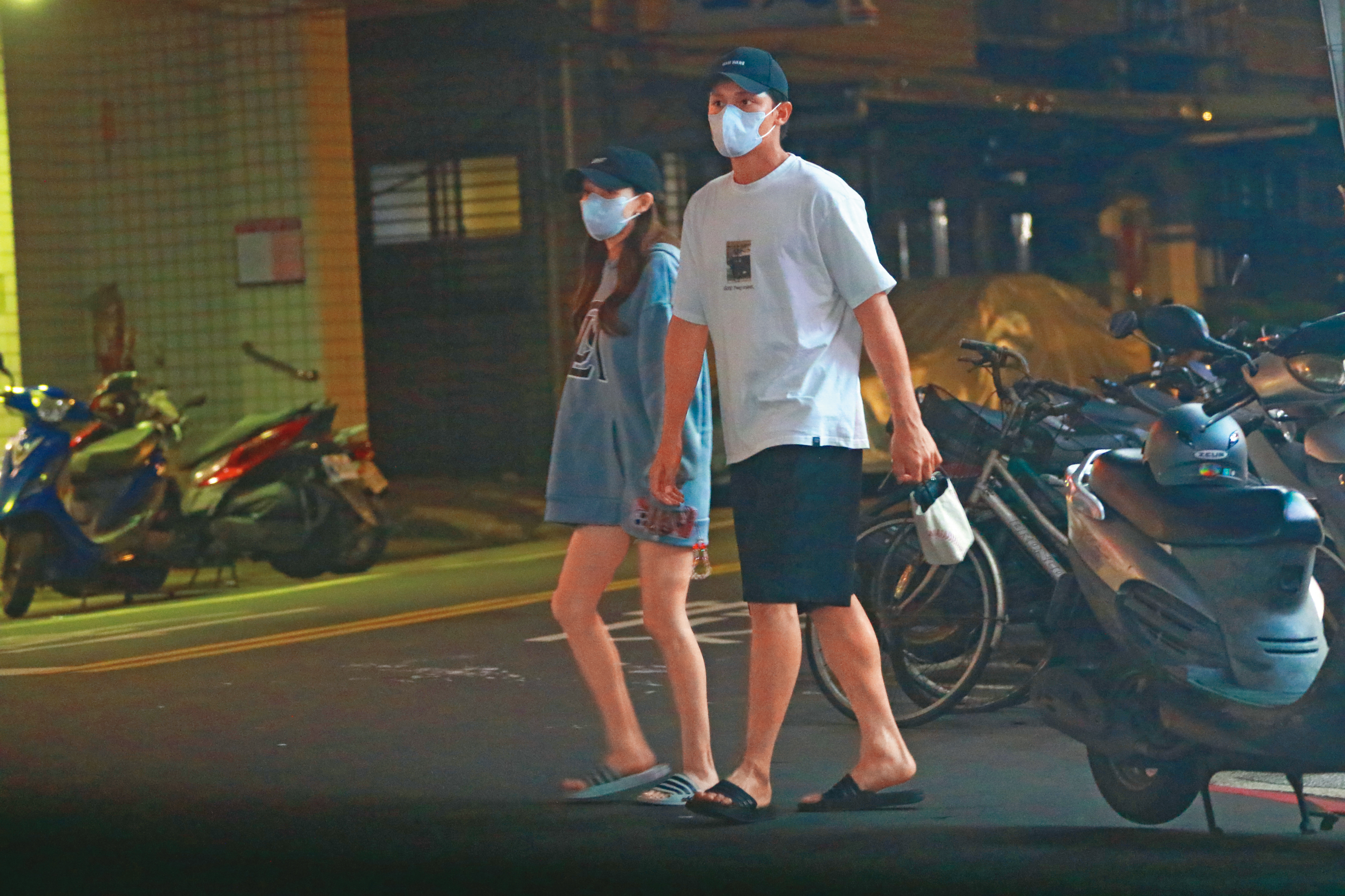 2023年本刊拍到林襄（左）與馬傑森（右）的過夜行程，同隊姐弟戀爆發軒然大波，當時也引起球隊「禁愛令」的討論。