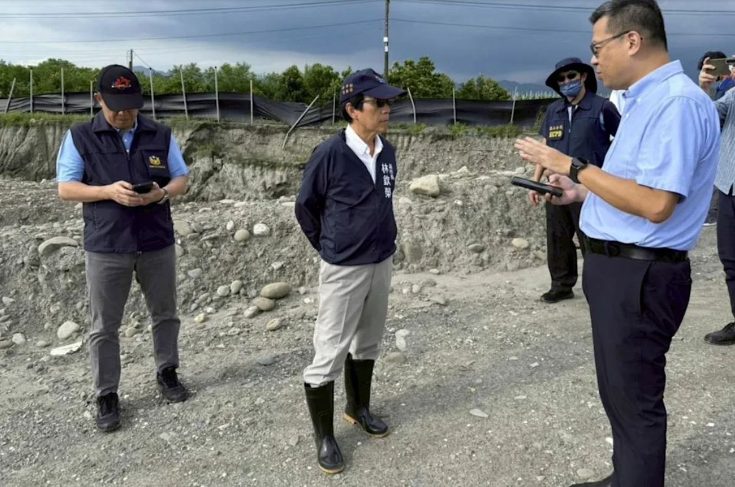 針對美濃遭大規模盜採土石、大樹遭傾倒廢棄物，橋頭地檢署出手偵辦，查扣怪手15台。（橋頭地檢署提供）