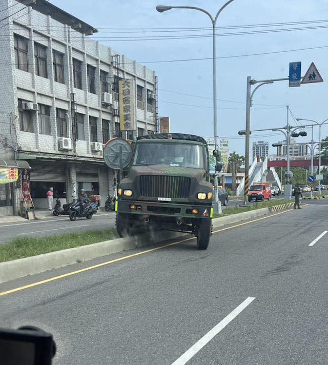 軍卡橫卡在分隔島上。(翻攝臉書社團「我是頭份人」)