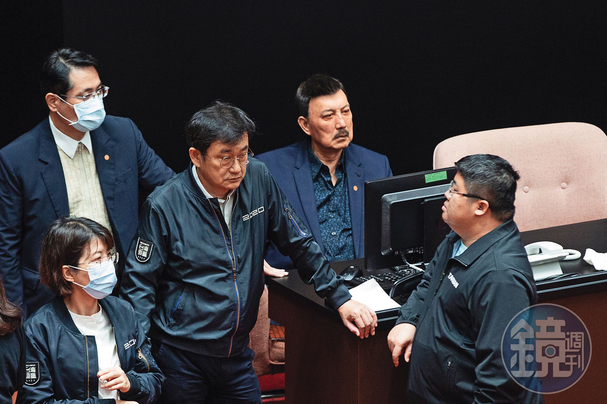 余天（右2）昔日擔任立委，如今女婿陳鑒被捕，讓他相當痛心。