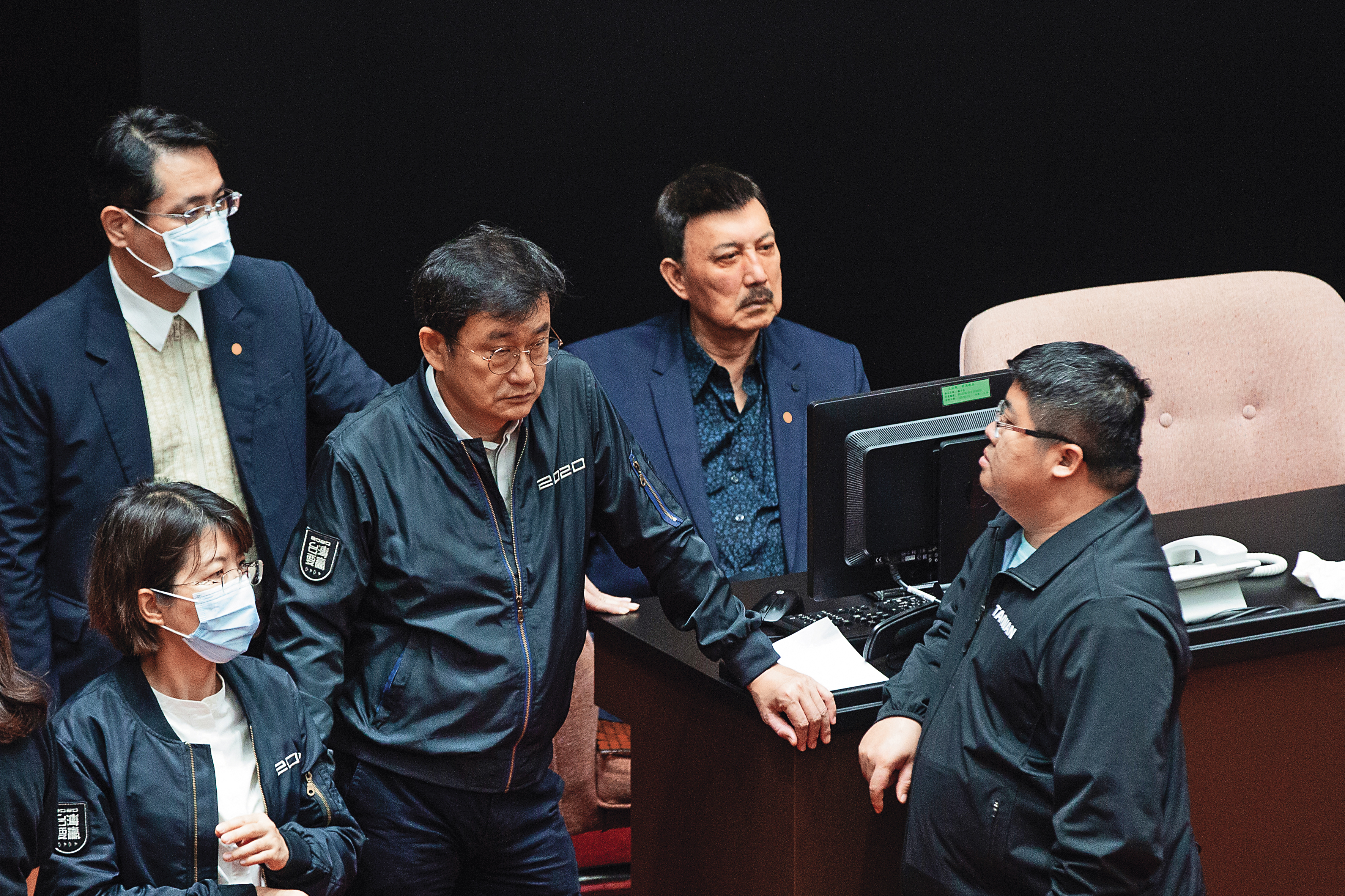 余天（右2）昔日擔任立委，如今女婿陳鑒被捕，讓他相當痛心。