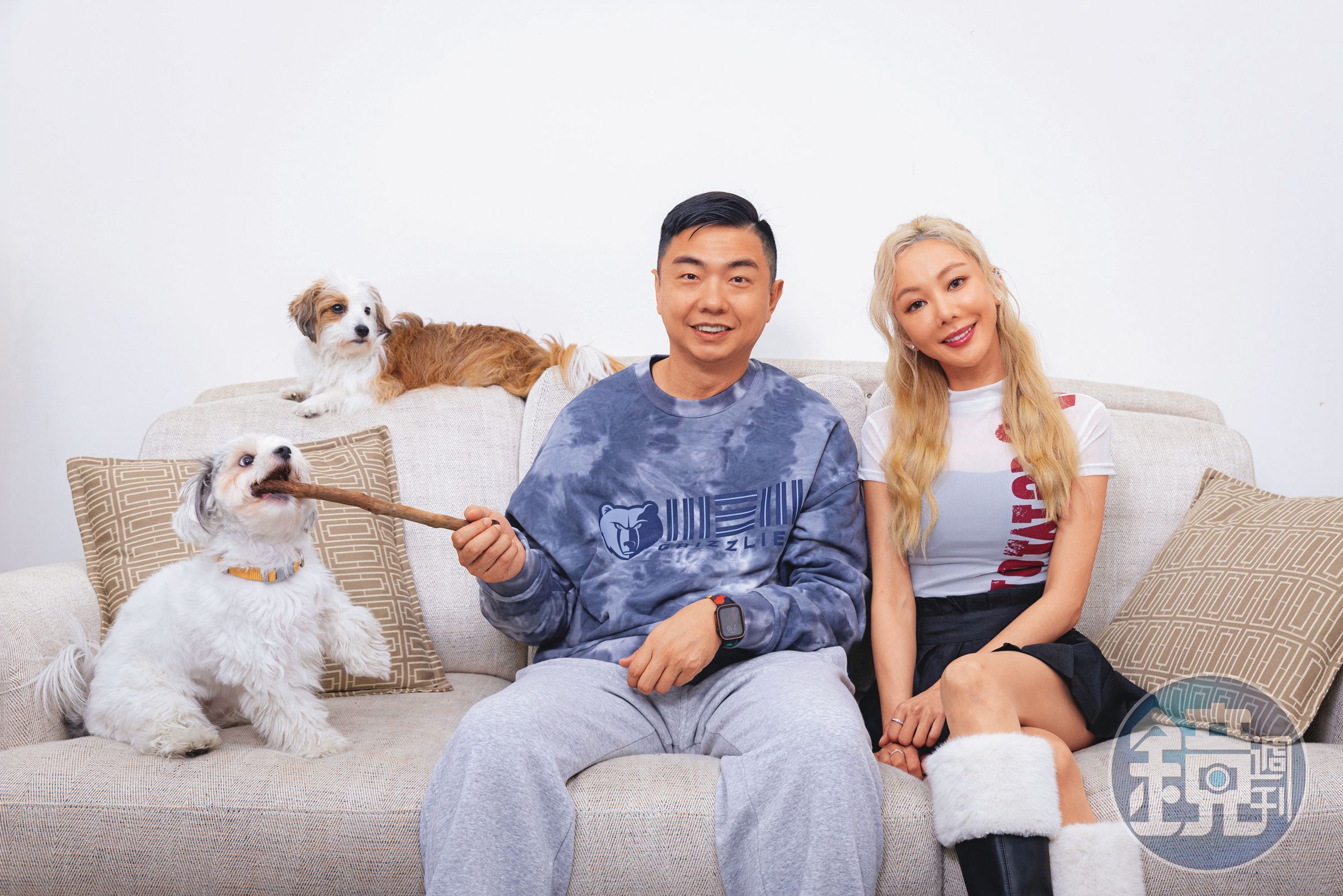 楊婷婭(右)從國外帶2隻狗狗回台灣,遇到不少問題,這次特別跟熊爸(左)分享狗狗的故事。