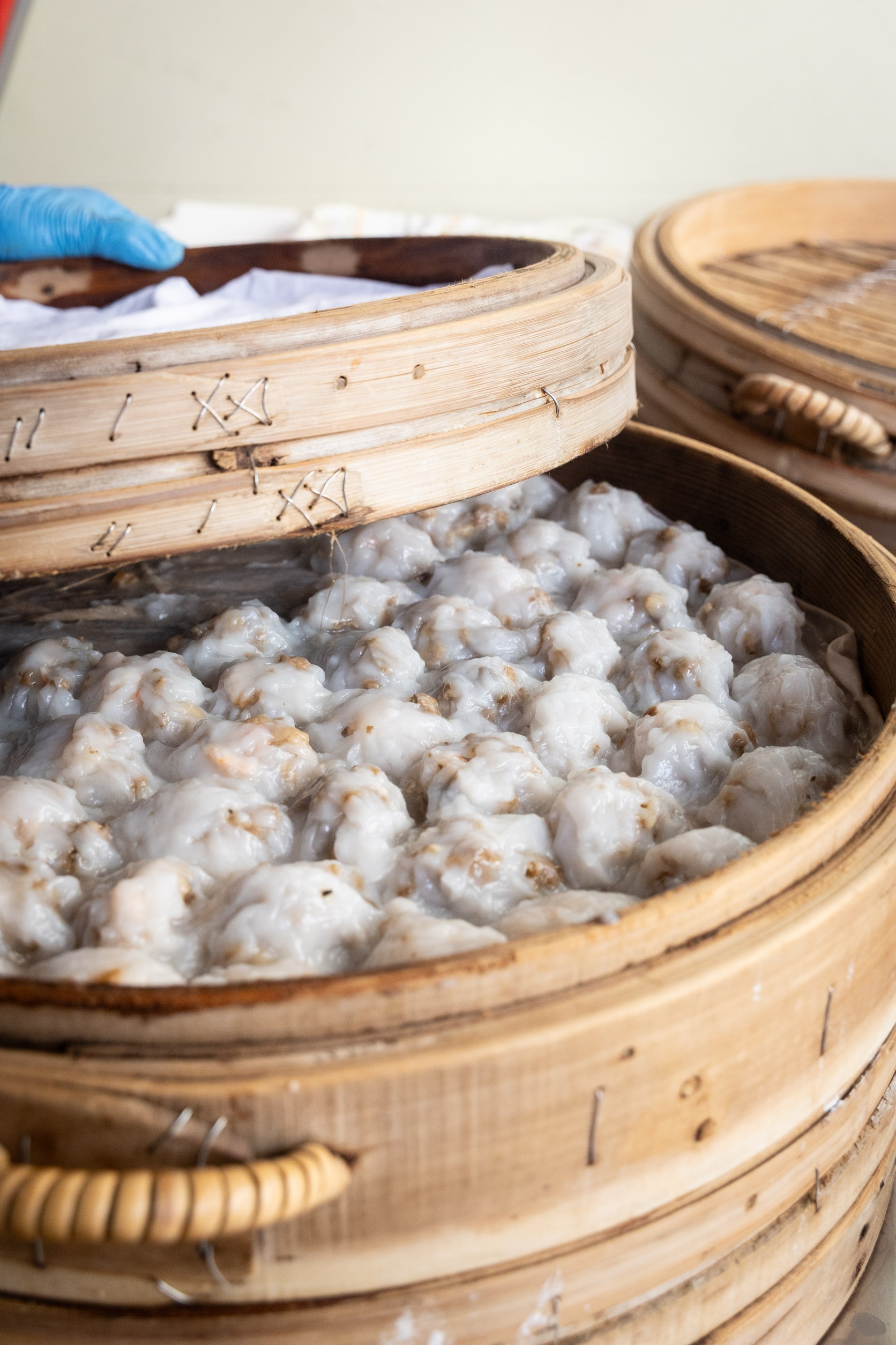 茂雄蝦仁肉圓承襲府城蝦仁肉圓始祖血脈的正宗風味，店家堅持選用身體通紅的火燒蝦做為餡料。