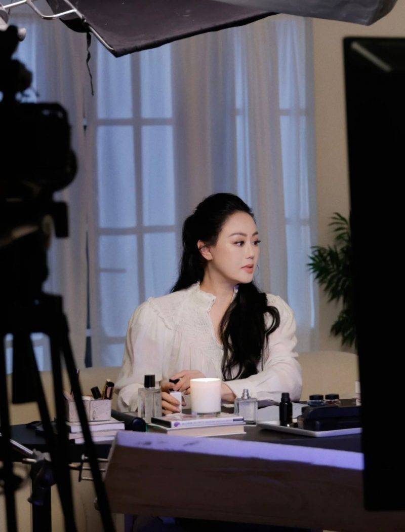 章小蕙離婚後移居美國，轉型美容網路指標人物，並成帶貨女王。