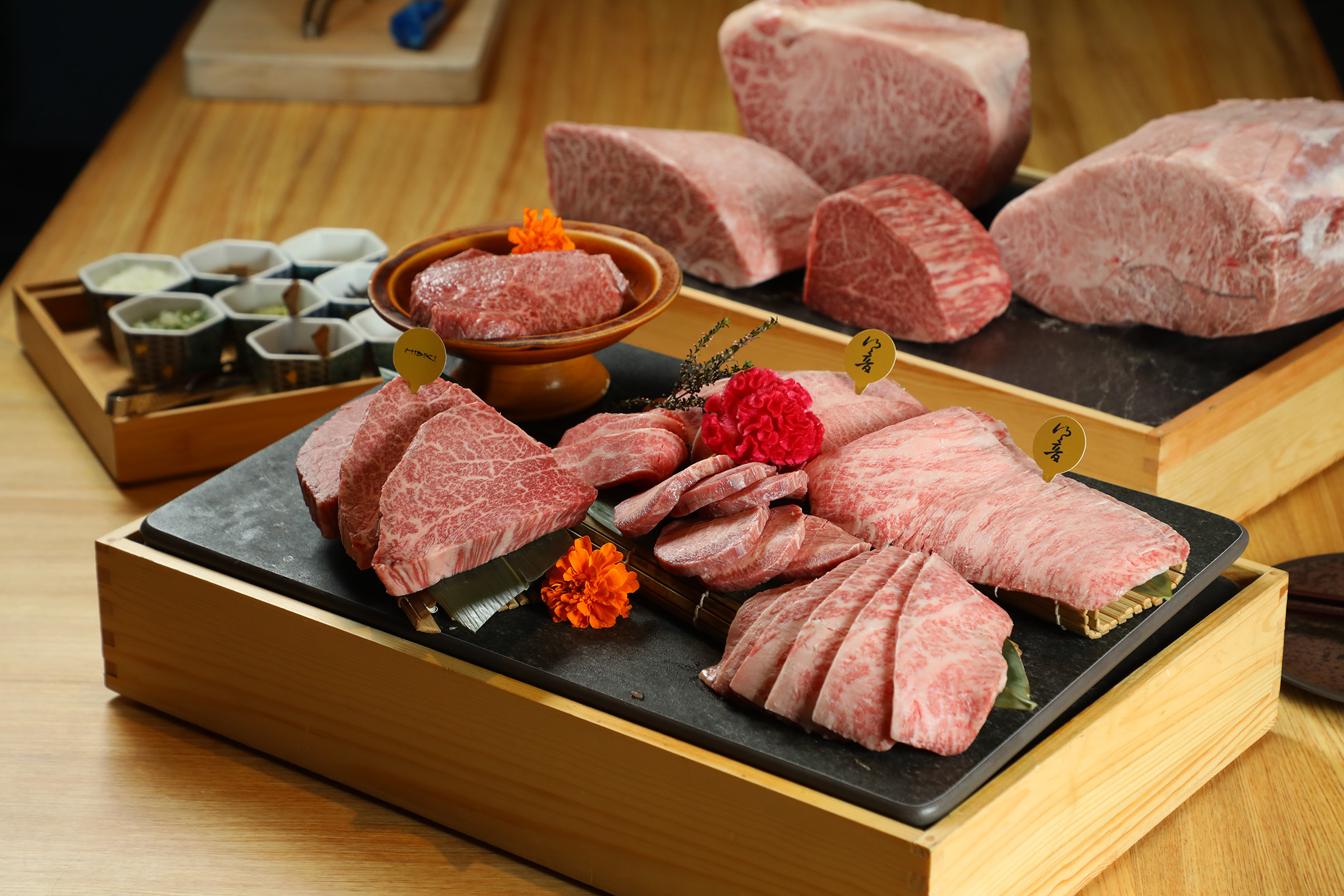 「響板前燒肉」選用日本知名產地的A5和牛，以無菜單料理為顧客端上當令最新鮮美味的食材。