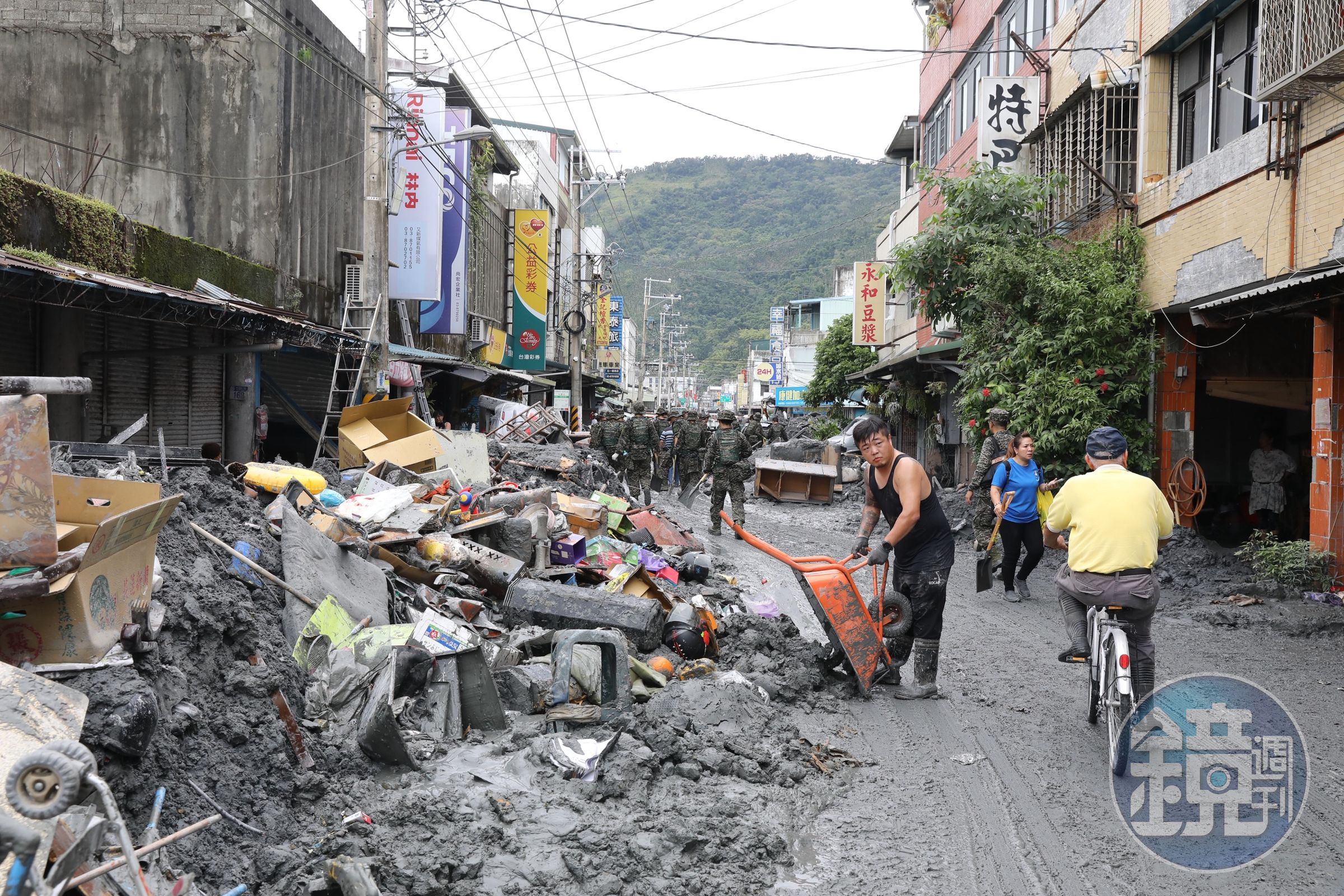 花蓮縣光復鄉街道仍有大量淤泥待清理,居民、國軍與志工齊心協力清理。