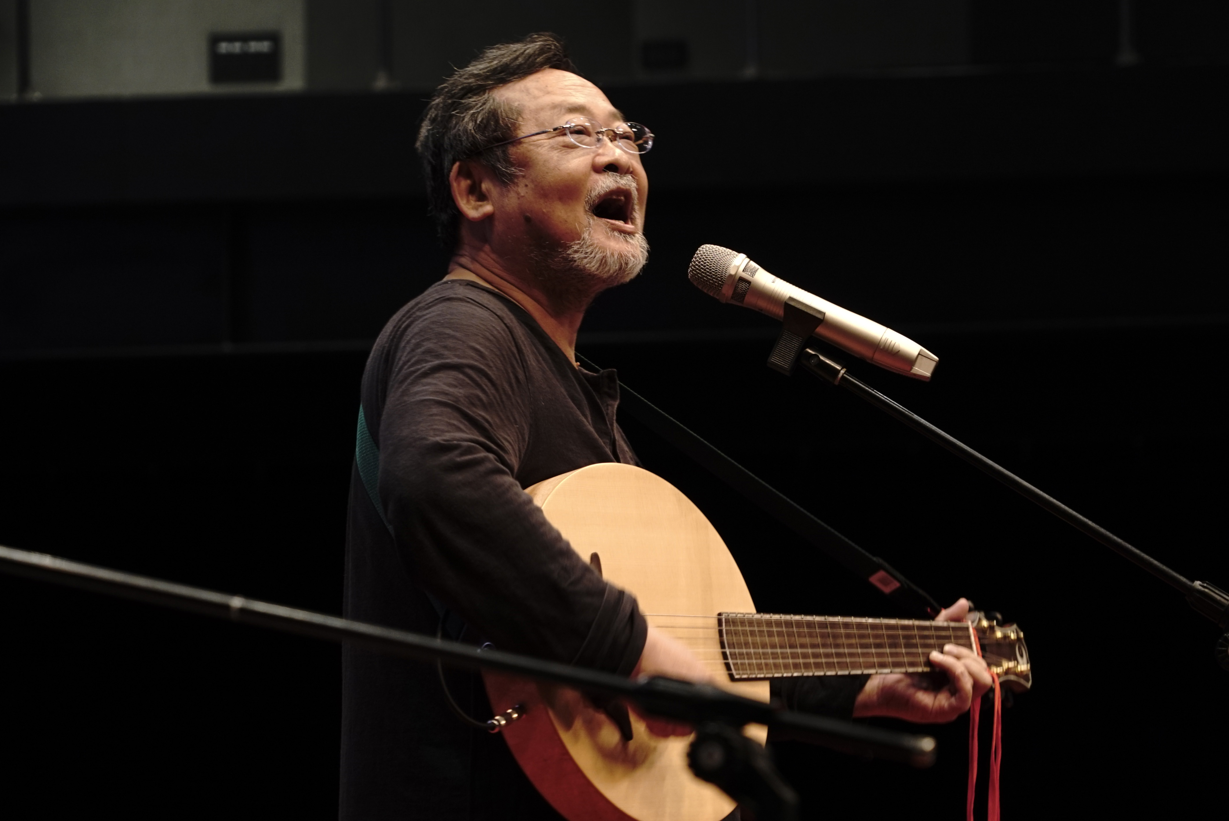 入圍今年金馬獎最佳紀錄片的《撼山河 撼向世界》，記錄台灣音樂大師陳明章的傳奇故事。（我們之間影像製作提供）