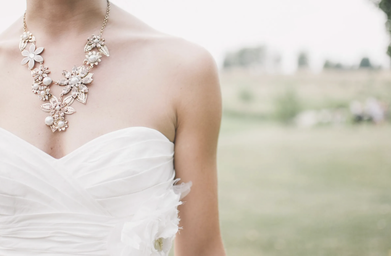 亞塞拜然一名年僅19歲的新娘，因受不了婆家言語攻擊，評論她婚紗「太裸露」，最終走上絕路。（示意圖，pixabay）