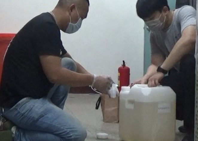 現場惡臭無比,警員均戴口罩。(中打提供)