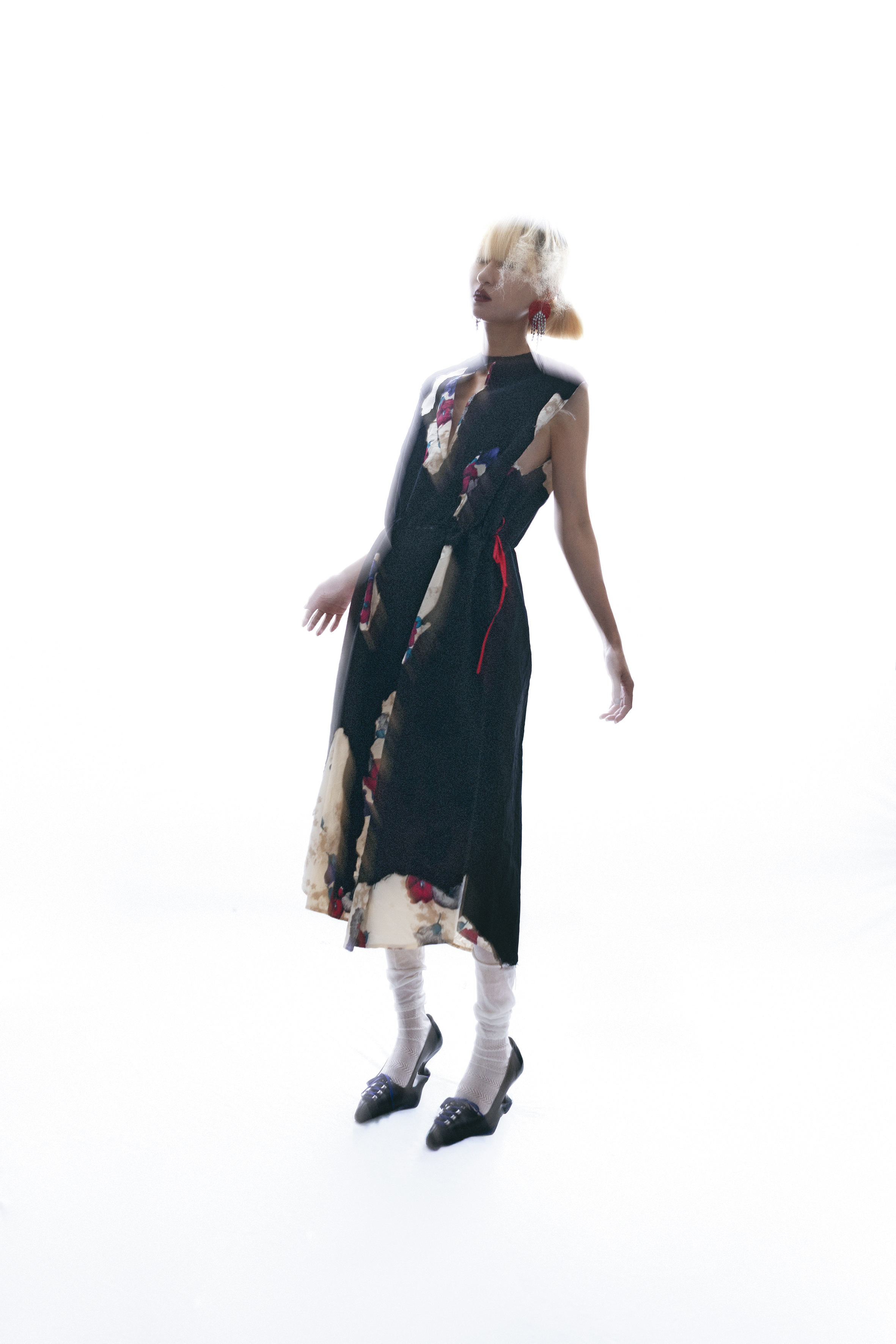 燒花洋裝 價格店洽 by PRADA；紅色火鶴耳環 NT$790 by ZARA；刺繡裝飾長襪 價格店洽 by PRADA；黑色裝飾仿舊高跟鞋 價格店洽 by PRADA。