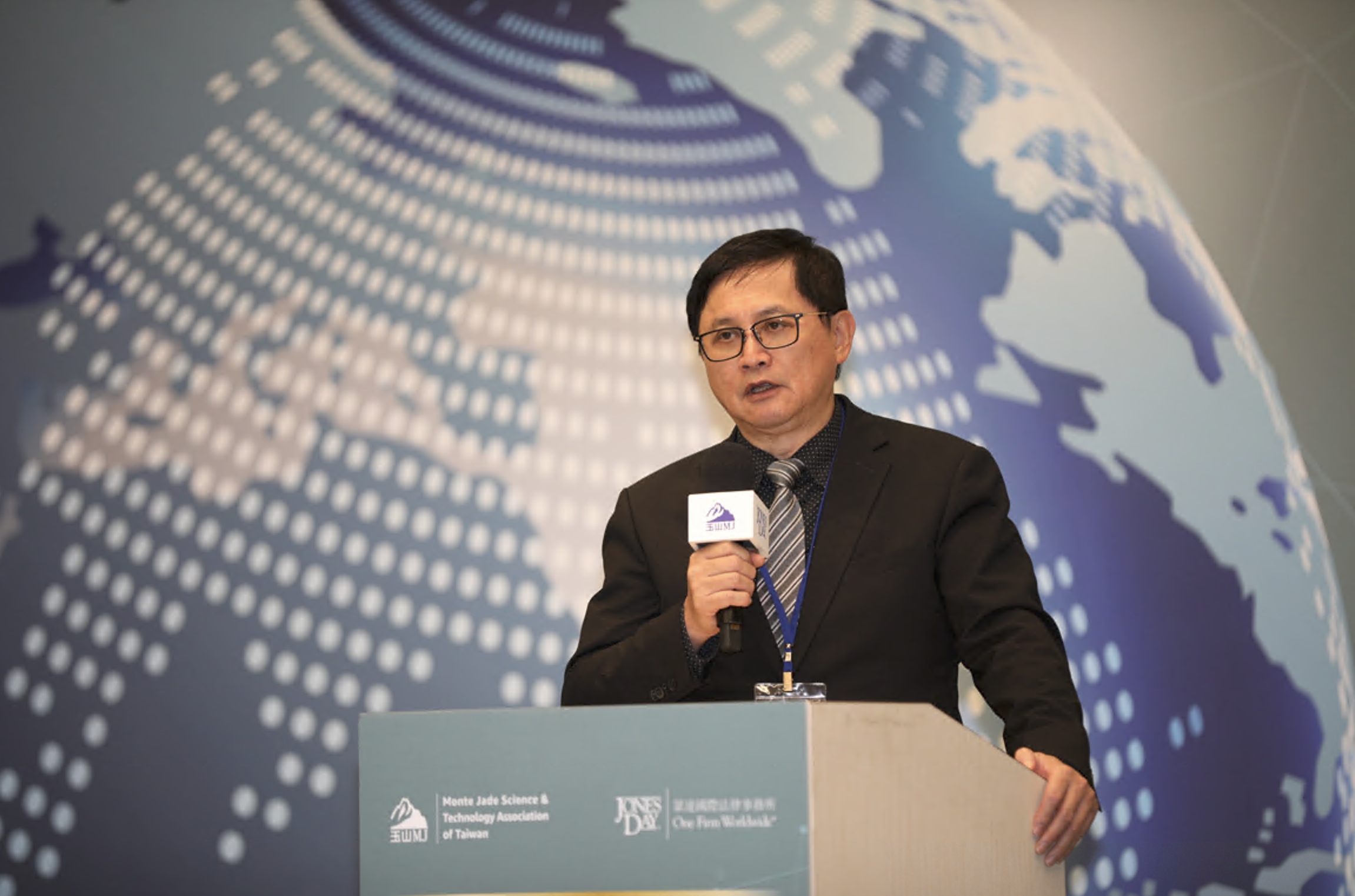 童子賢認為，至今台灣的民主成就可以用「社會安全，人民有錢」形容。