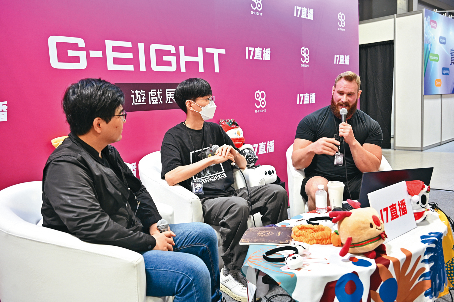 G-EIGHT現場設有直播間，邀請參展的獨立遊戲製作人遊玩新作、分享開發祕辛。（巨罷娛樂提供）