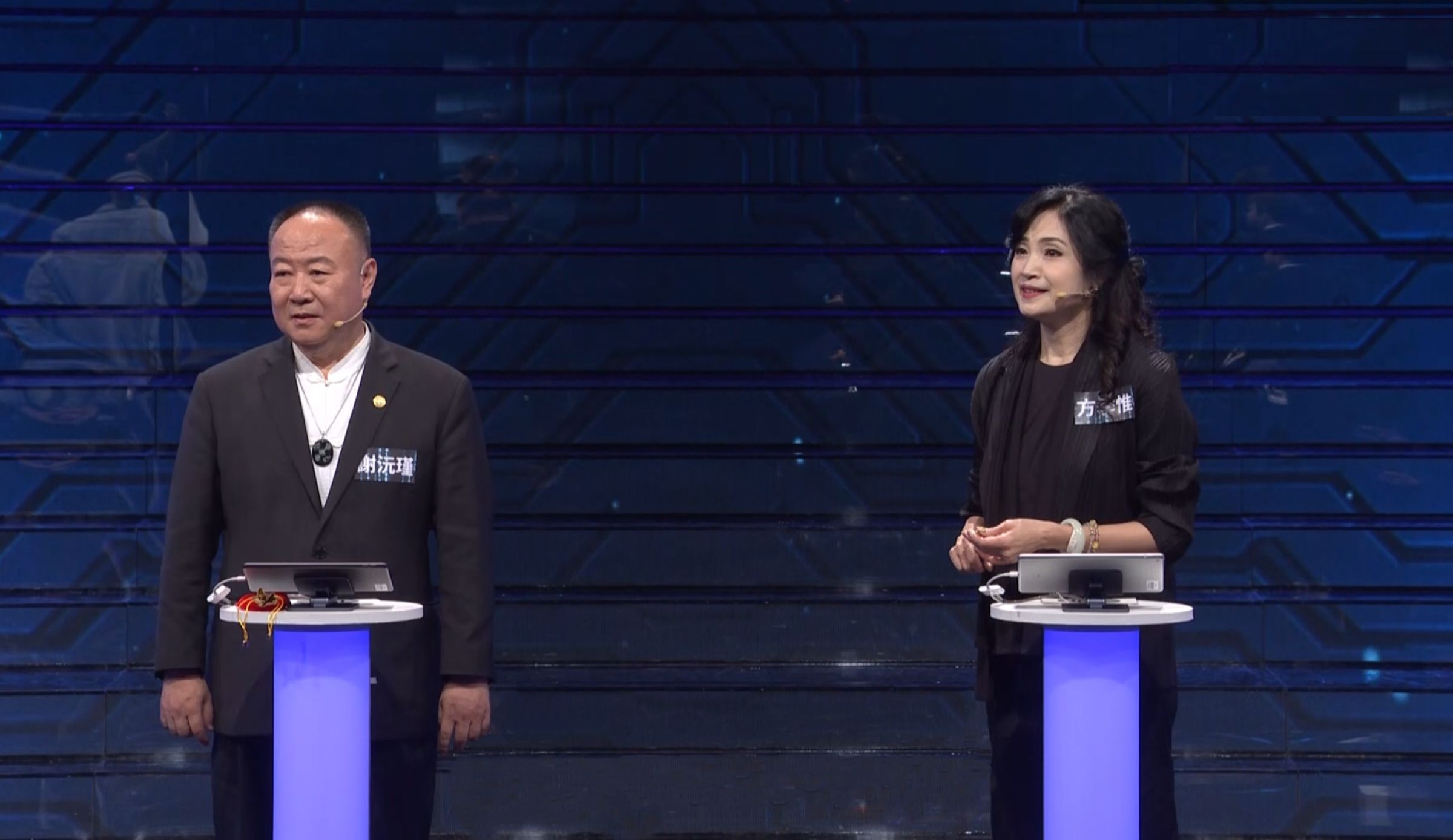 方季惟(右)、謝沅瑾錄影,外型差異甚多的兩人竟是高中同學。(公視提供)