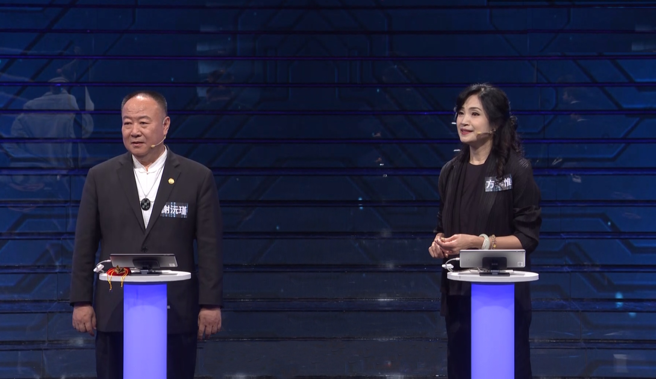 方季惟（右）、謝沅瑾錄影，外型差異甚多的兩人竟是高中同學。（公視提供）