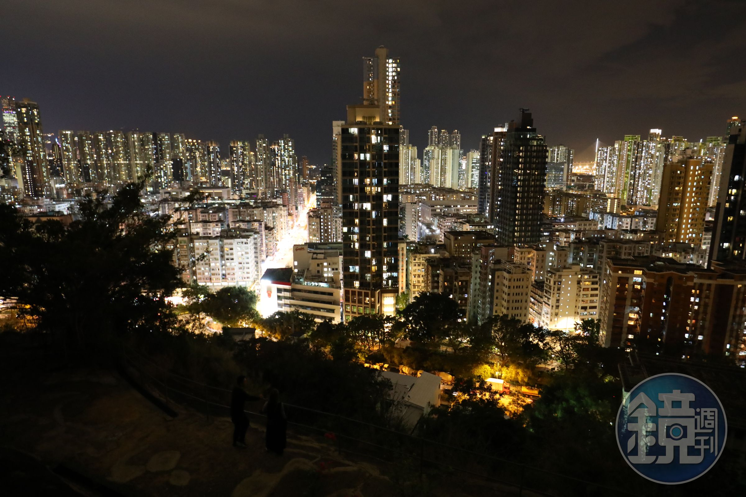 登上喃嘸山的山頂,就可欣賞被網友口中的「嘉頓山百萬夜景」。