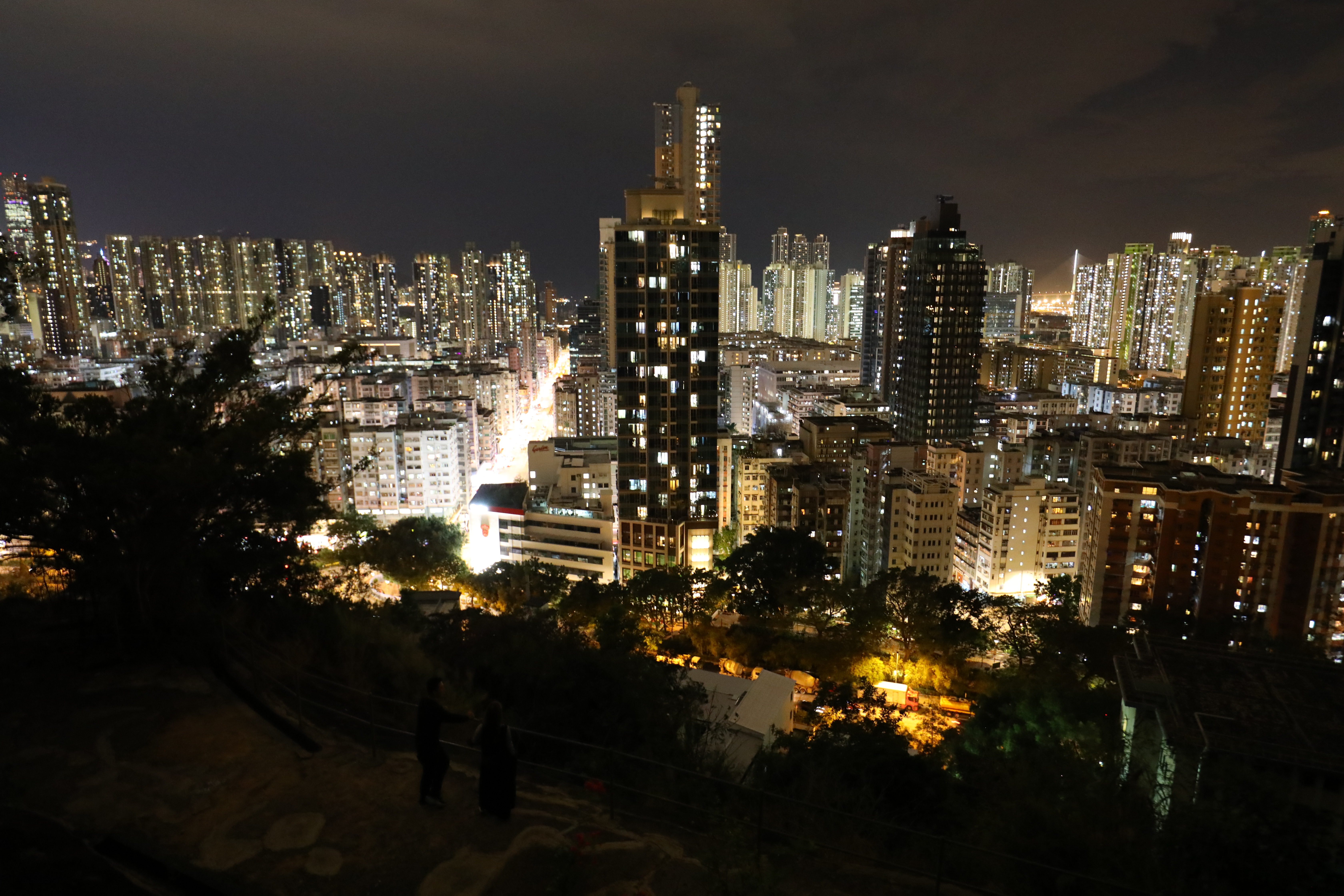 登上喃嘸山的山頂，就可欣賞被網友口中的「嘉頓山百萬夜景」。