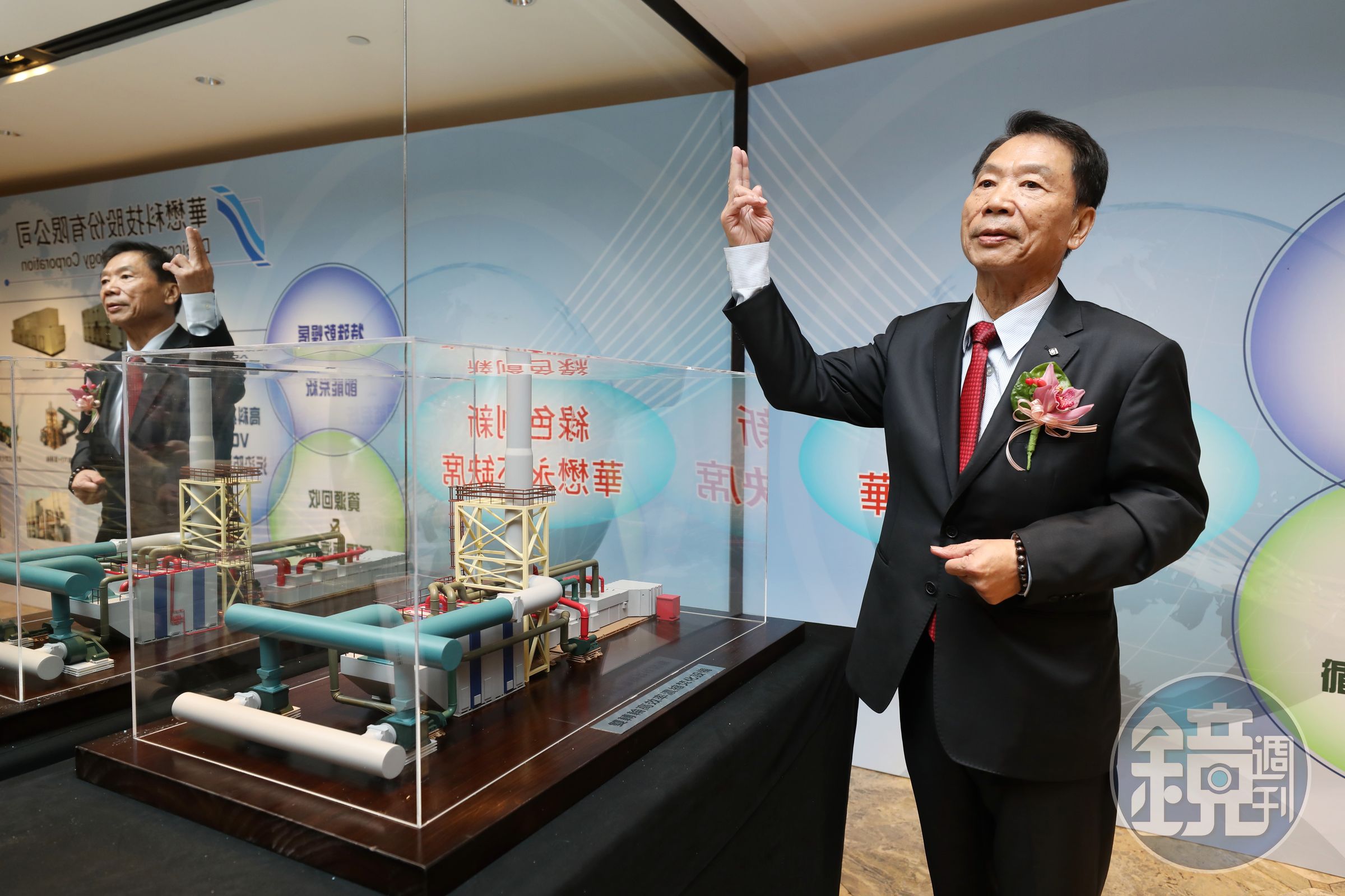 華懋特製VOCs設備模型,方便講解如何替高科技產業處理揮發性有機廢氣。 1-3 VOCs設備相當龐大,焊接得爬梯進行。