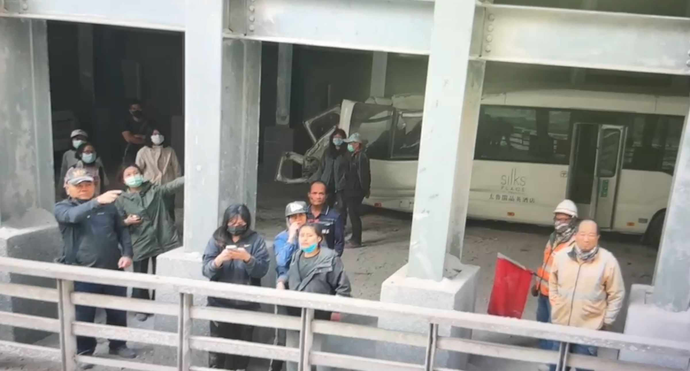 昨天發生規模7.2強震後,知名景點九曲洞路段有人受困,無人機拍下遊客的求援照片。(消防署提供)