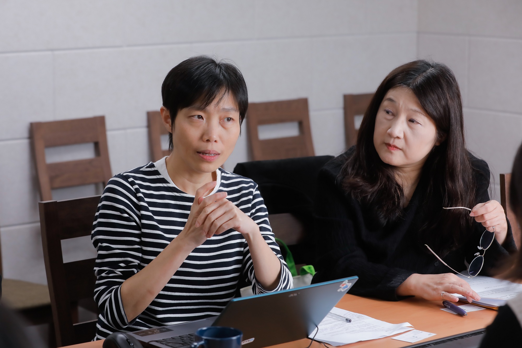 兒少中心副主任舒逸琪(左)與主任林瓊芬(右)積極為小公視規畫開闢各類型節目。
