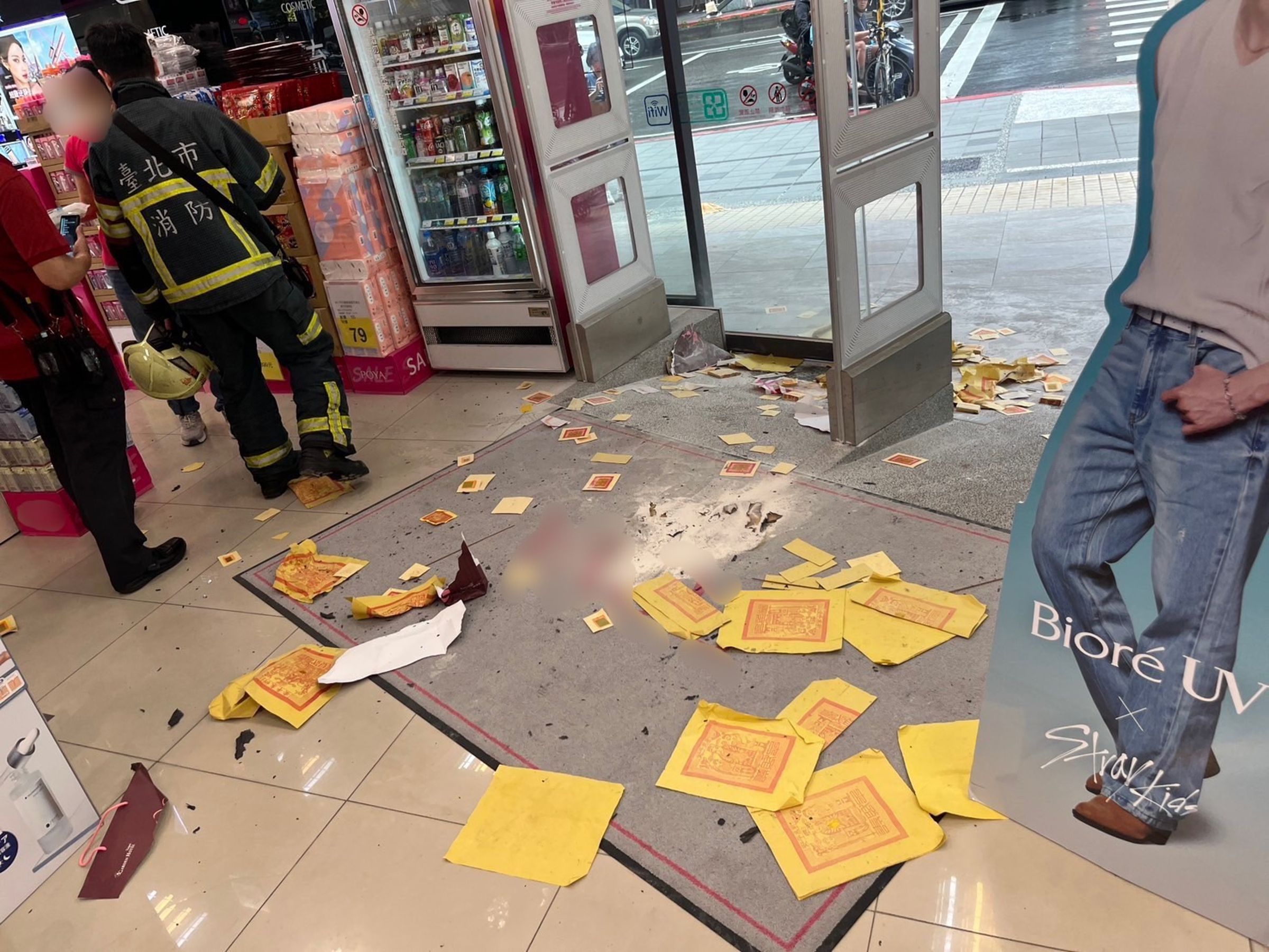 邱男縱火燒金紙,寶雅員工見狀合力撲滅火勢並報警處理。(翻攝畫面)