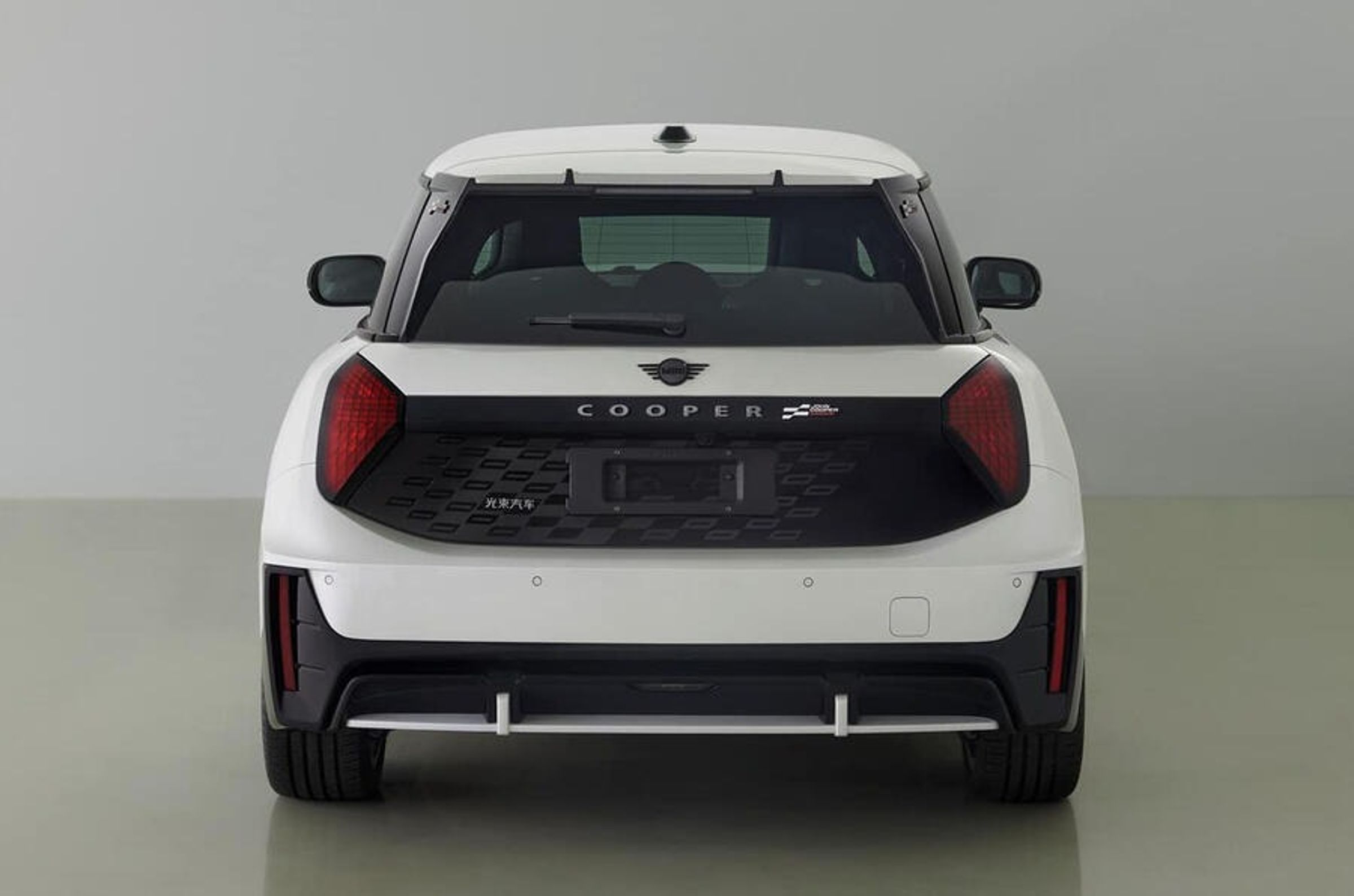 預計電動 Mini Hatch JCW 將採用與 Cooper SE 相同的 49.2kWh（可用容量）電池，不過由於其配備更大的 18 吋輪圈和抓地力更強的輪胎，續航里程可能會低於 Cooper SE 的400公里。