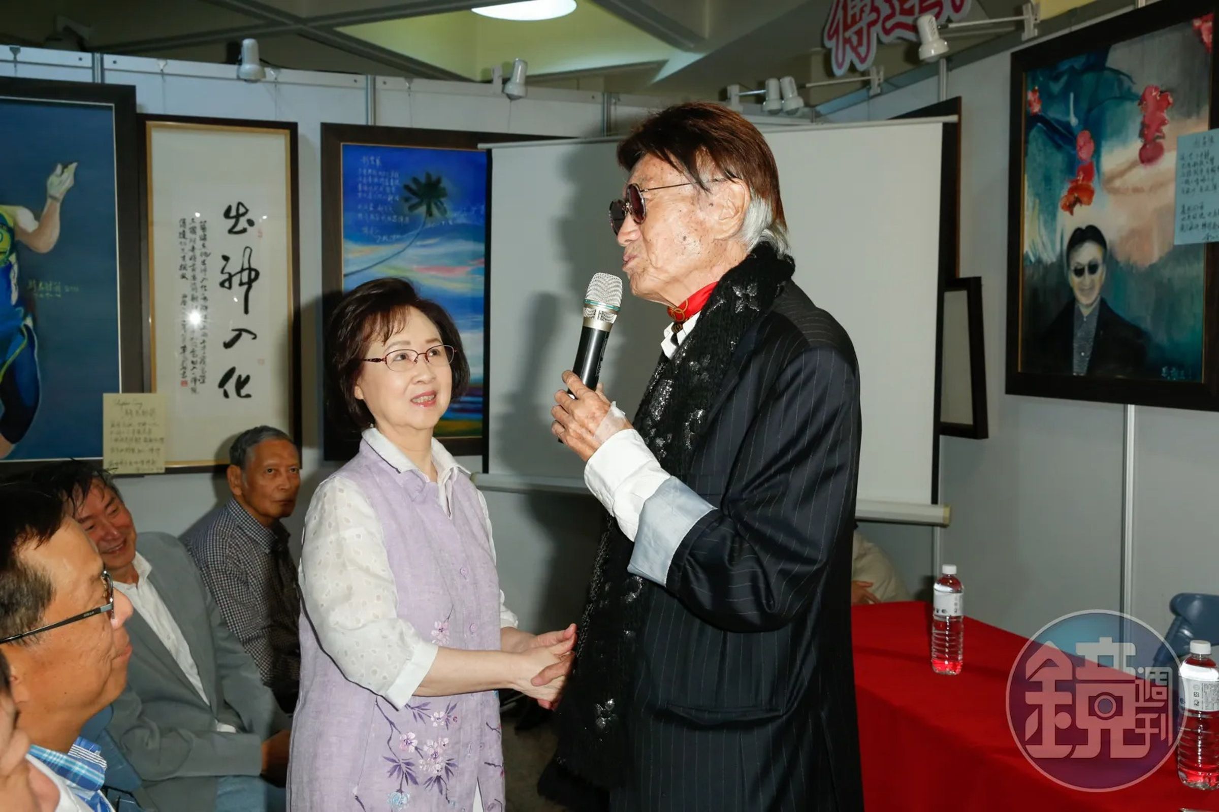 瓊瑤2017年曾現身力挺傅達仁的「安樂善終」詩書畫義展。(本刊資料照)