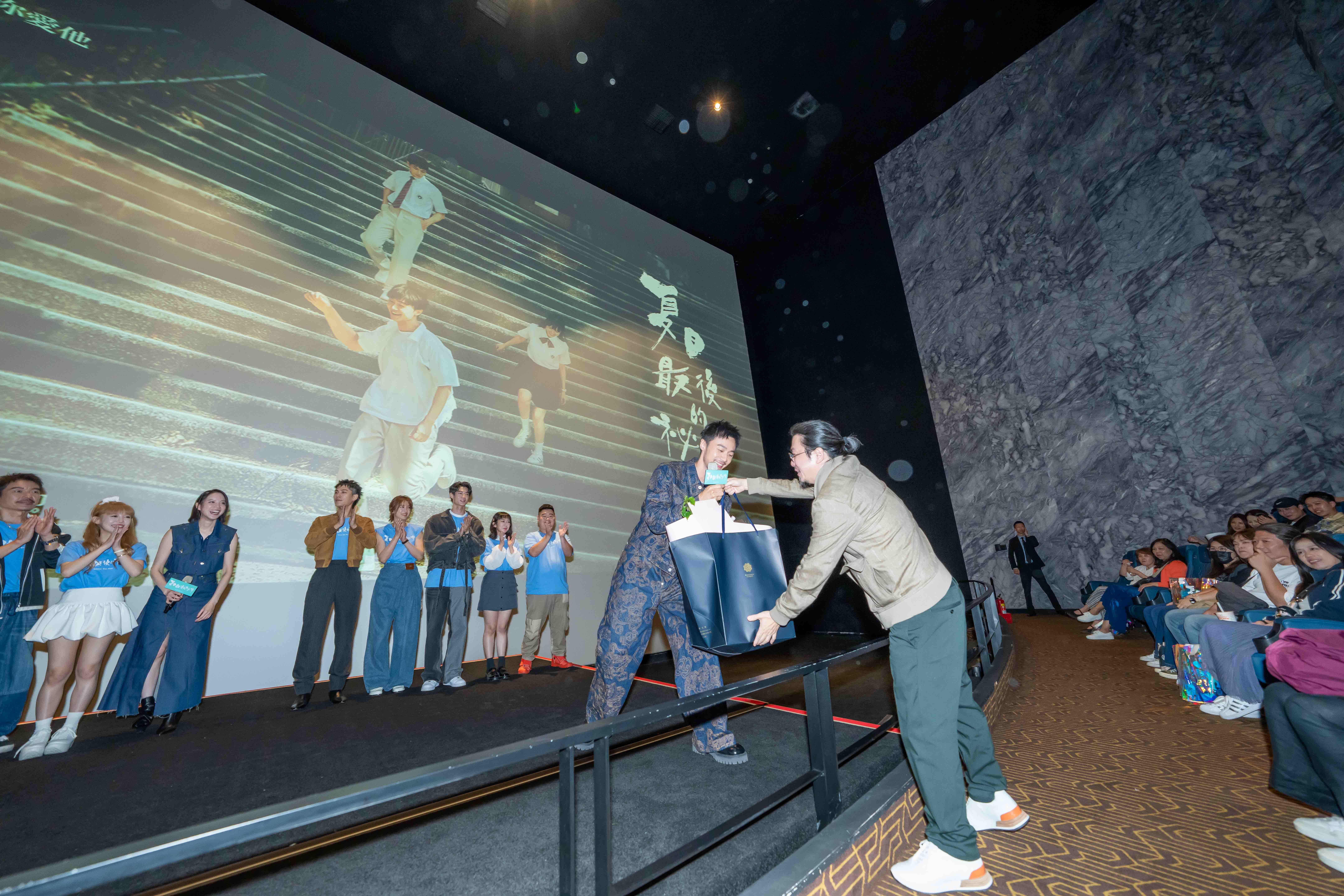 施柏宇的好友特地來獻花，預祝電影票房成功。（阿榮影業提供）