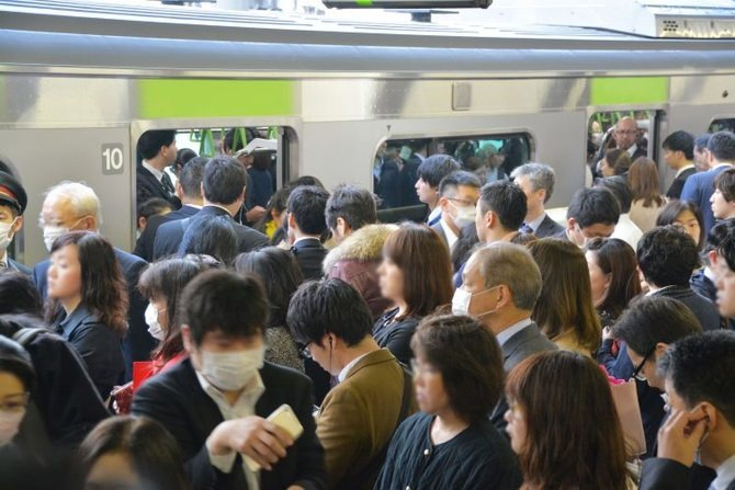 日本連鎖餐廳店長偽裝上班族，當電車癡漢50次！「龍爪手」太恐怖。（示意圖）