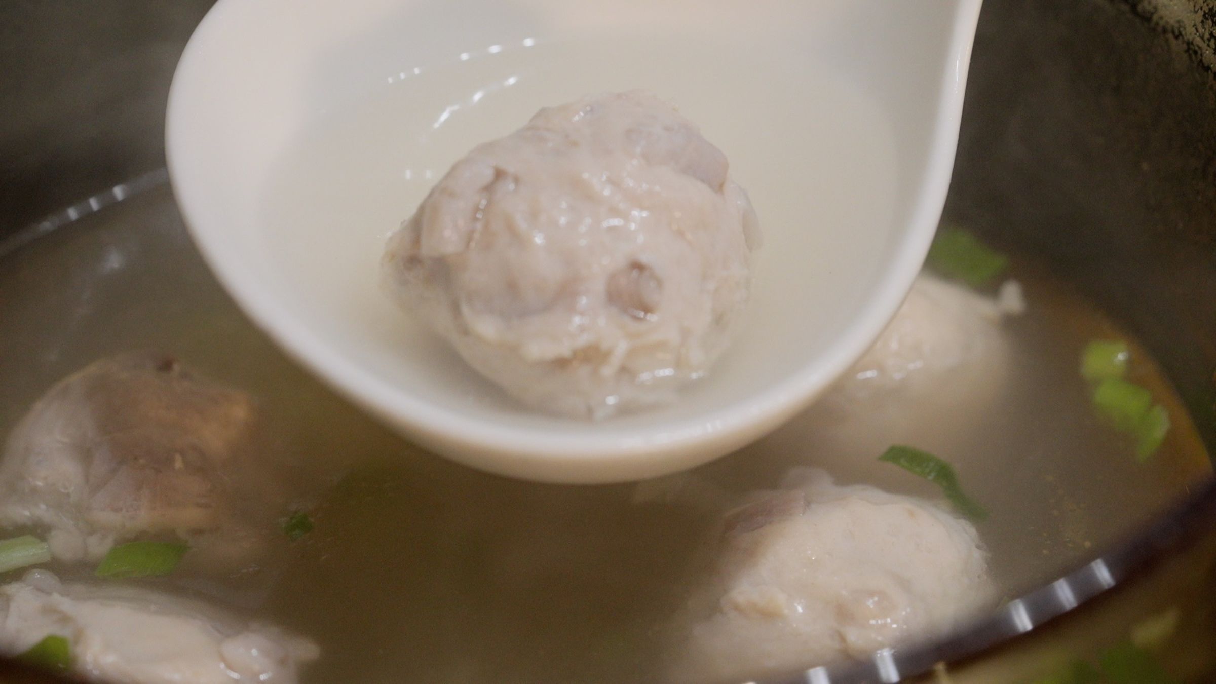 義美貢丸從嚴選國產豬肉到採用新鮮食材，皆保留食材原始風味，堅守製程嚴格控管，絕不添加任何防腐劑或味精，讓你品嚐到最安心的美味。