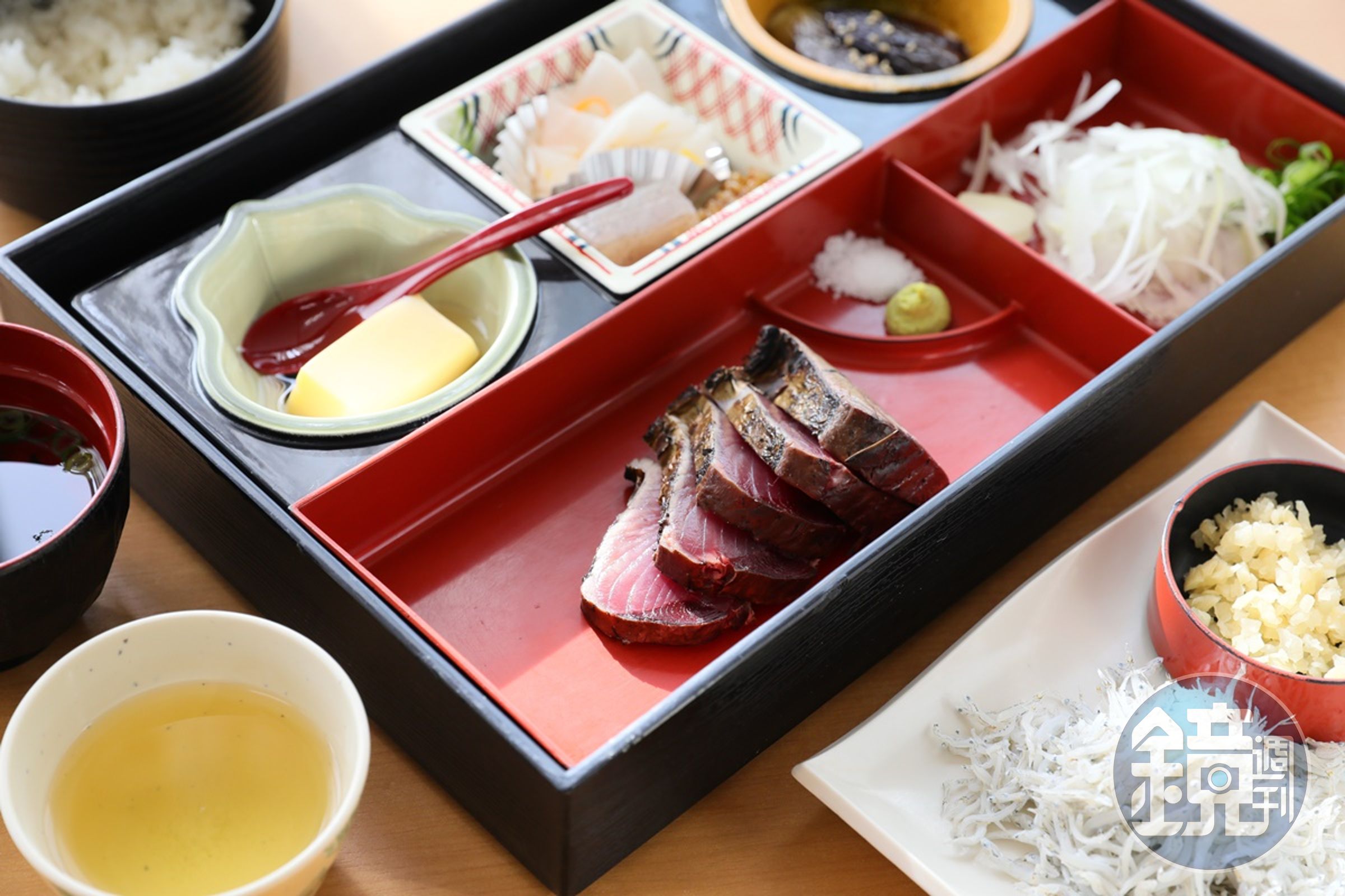 「微烤鰹魚定食」可以吃到自己親手烤的鰹魚肉，最美味的吃法就是搭柚子醋和蘿蔔絲。（2,200日圓／份，約NT$489，含體驗費用）