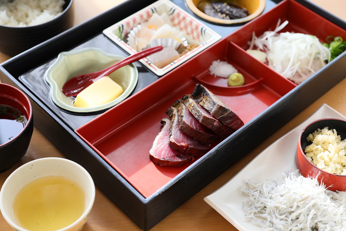 「微烤鰹魚定食」可以吃到自己親手烤的鰹魚肉,最美味的吃法就是搭柚子醋和蘿蔔絲。(2,200日圓/份,約NT$489,含體驗費用)