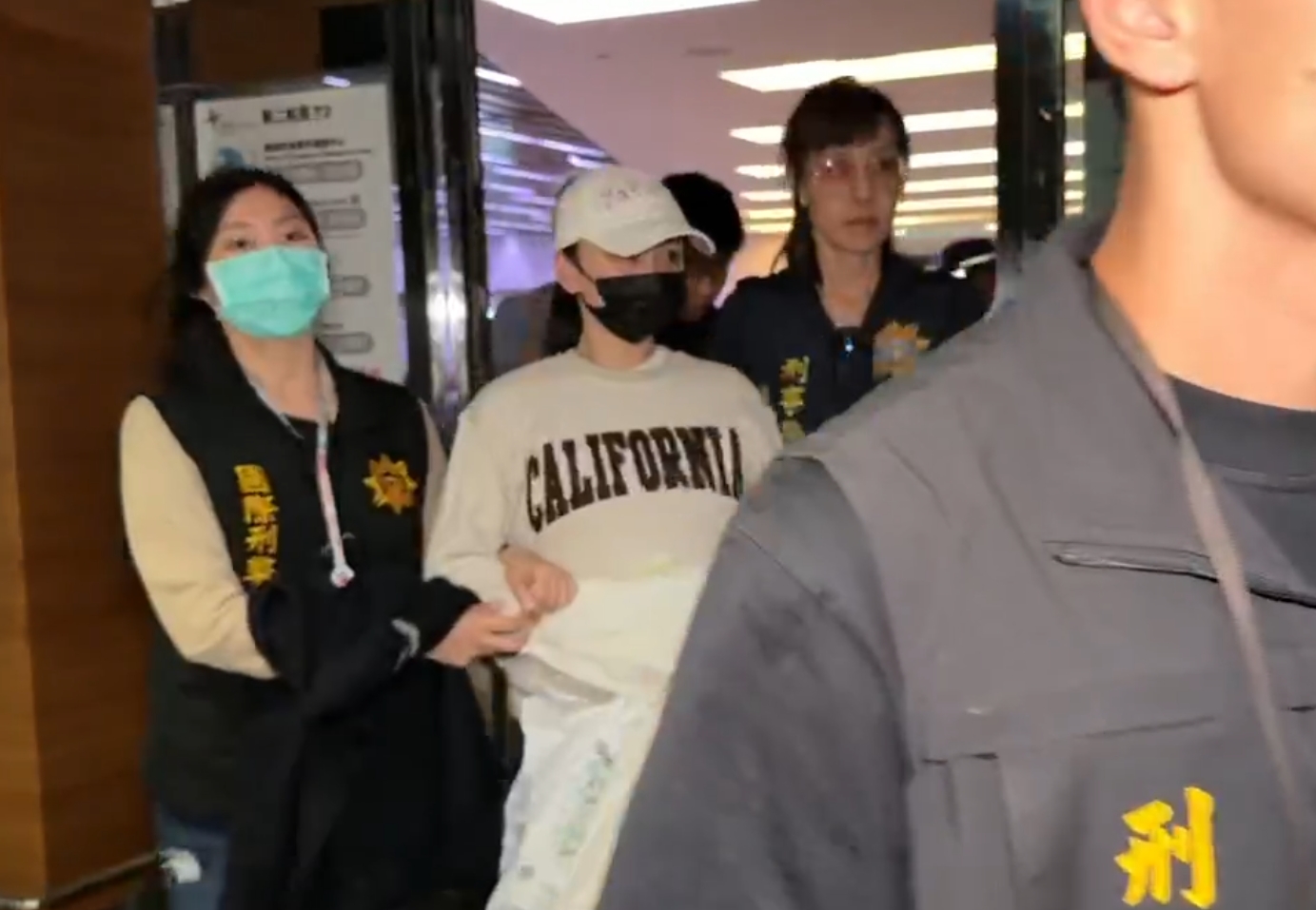 劉喬安4日晚間被押解回台，新北地檢複訊後，向法院聲請羈押禁見獲准。（鏡新聞）
