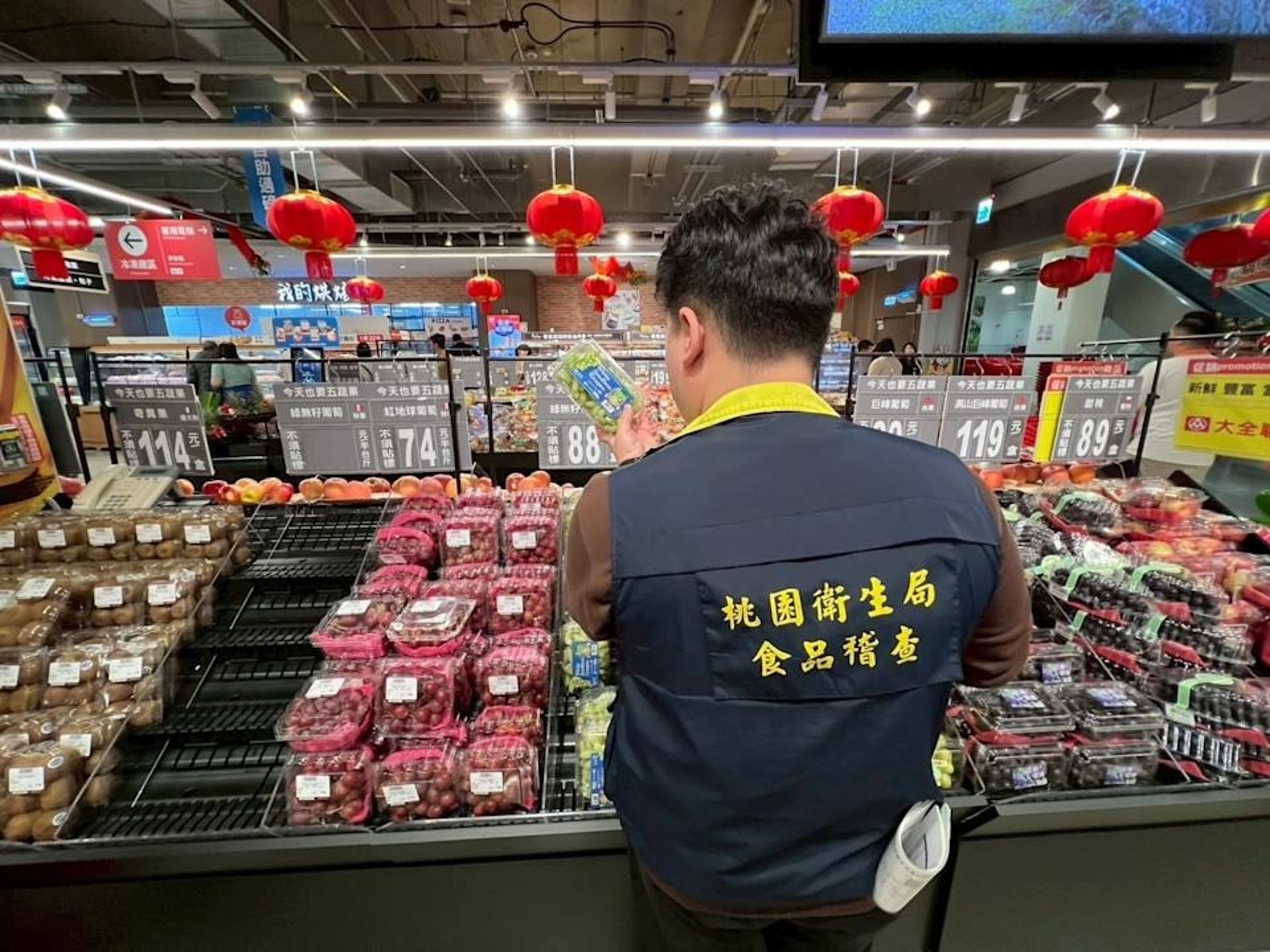 網傳桃園青埔大全聯門市疑似將發霉蔬果重新上架販售一事，引發社會大眾高度關注。（桃園市衛生局提供）