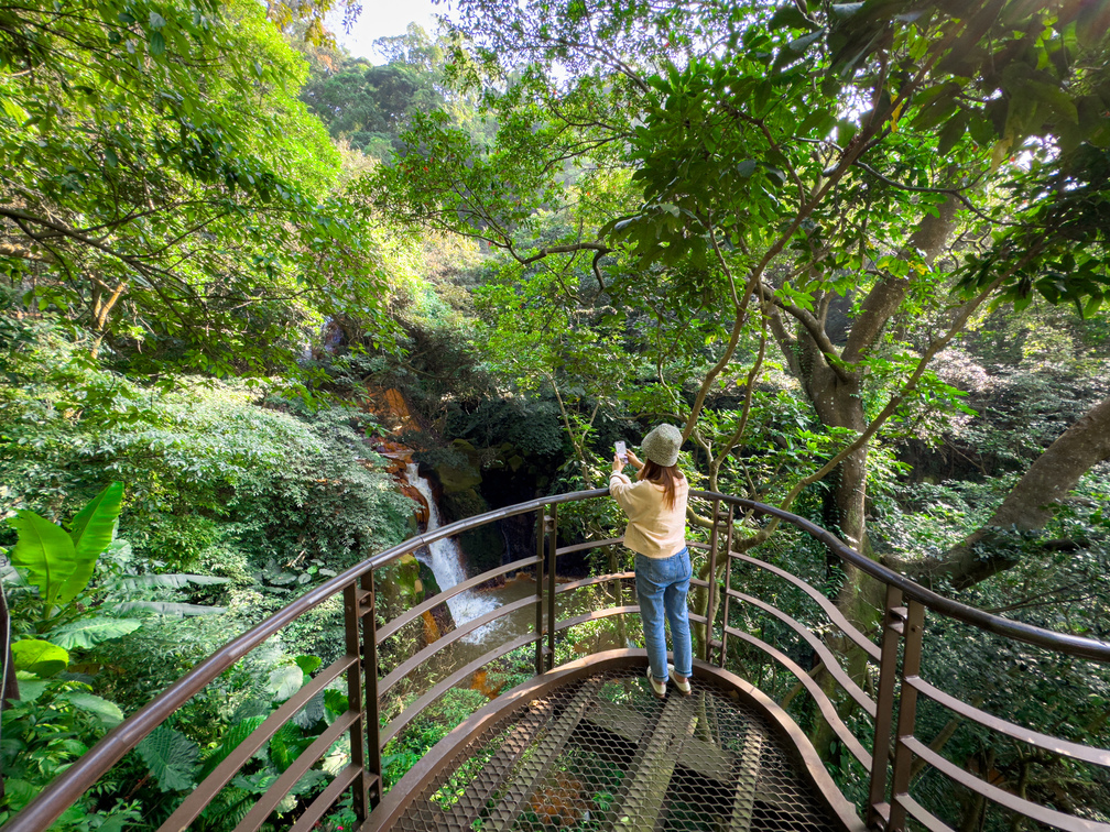 半嶺水圳步道的終點有一處觀景平台,能欣賞松溪瀑布美景。