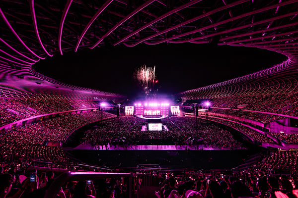 BLACKPINK以〈Kill This Love〉揭開序幕，粉絲海一片粉紅燈海超壯觀。（Live Nation Taiwan提供）