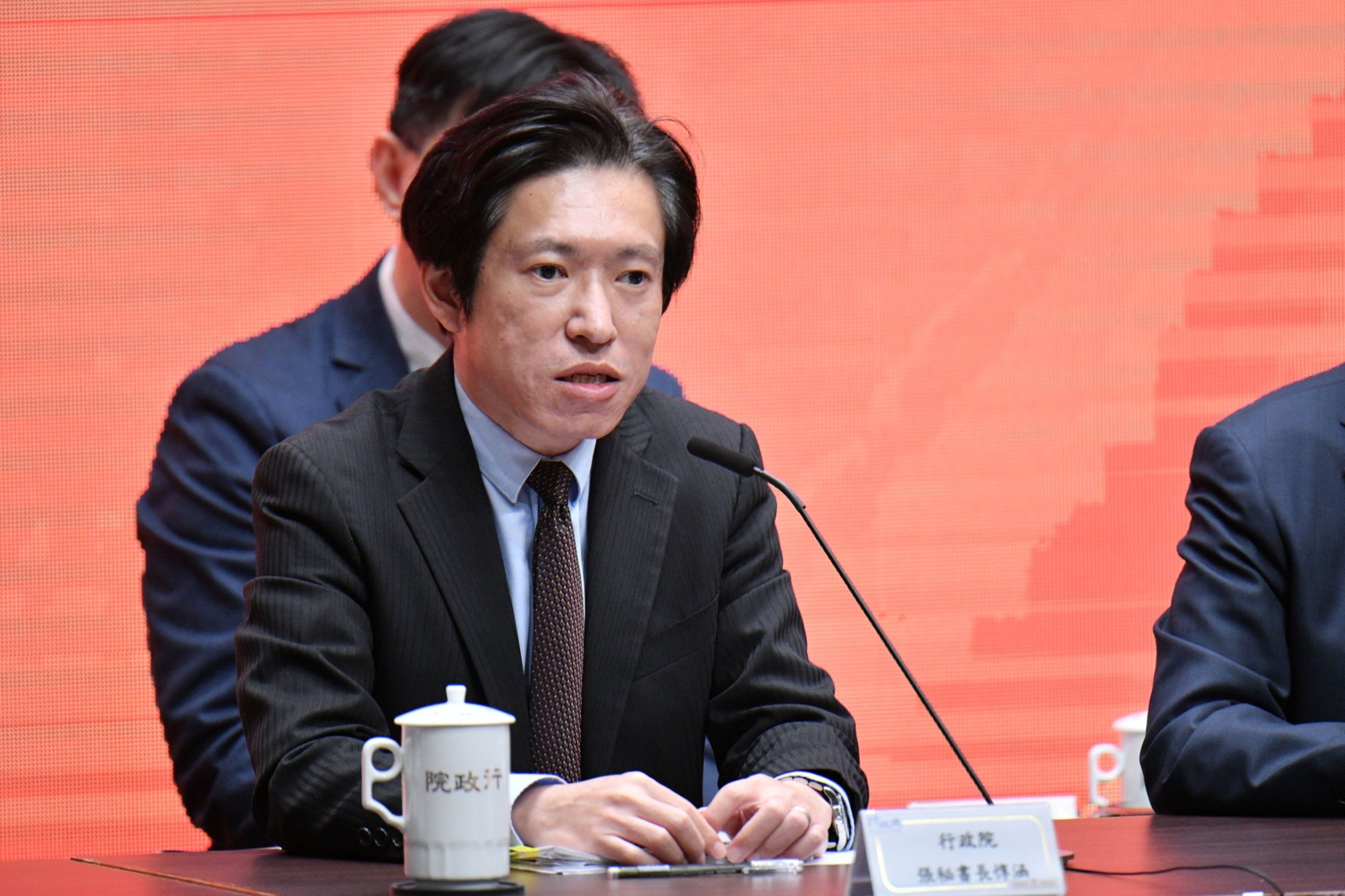 張惇涵今在行政院會後記者會,以大谷翔平為例談國防議題。(行政院提供)