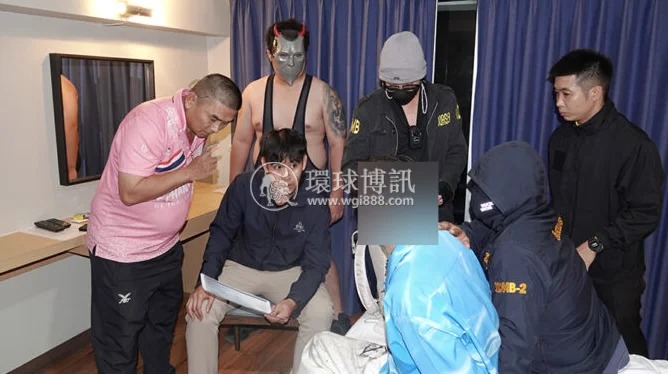 男警假扮「變態假面」跟女警成功「釣魚」，蘇嫌遭到逮捕。（翻自《環球博訊》）