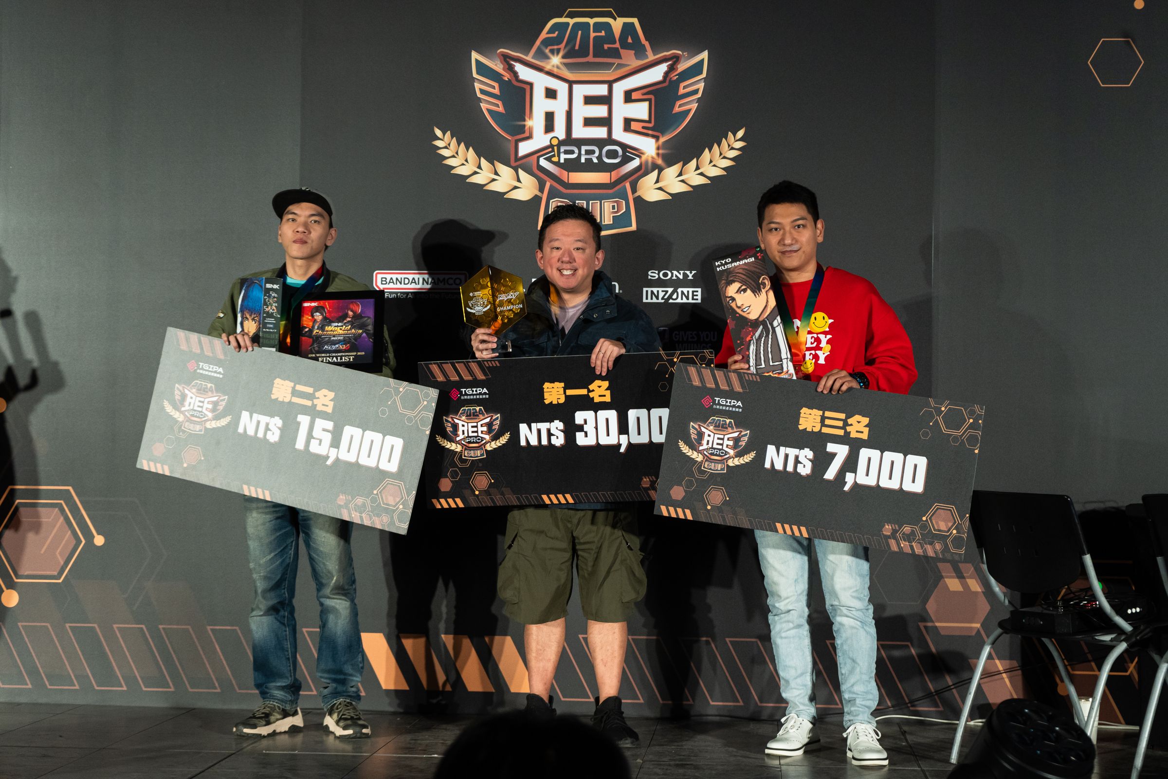 BeePro Cup 2024《拳皇15》被日本遊戲公司SNK納入官方賽事,由林家弘(中)拿下冠軍,取得世界賽「SNK World Championship」參賽資格。(BeePro Cup提供)