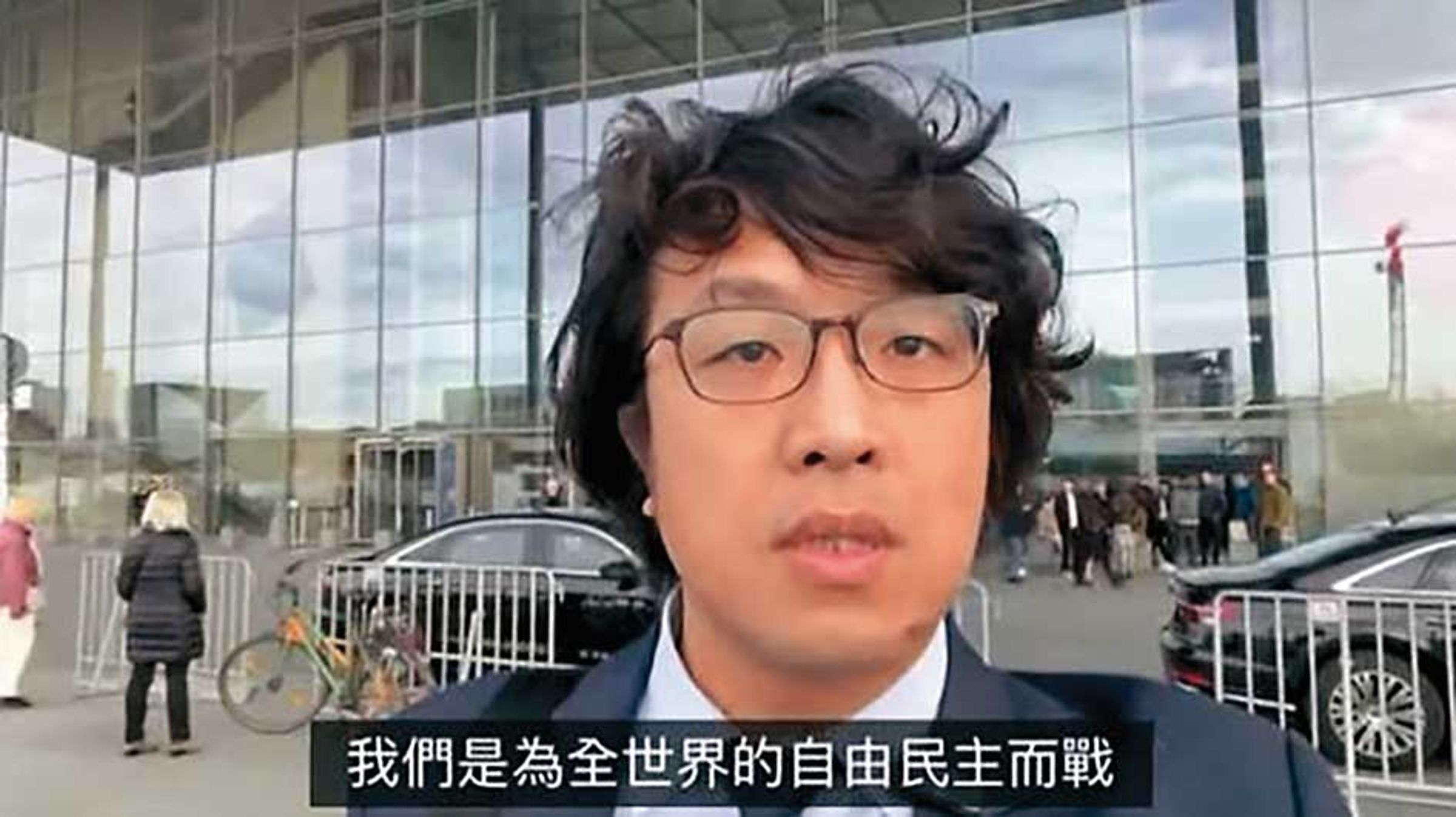 沈伯洋訪德行程高度保密，圖為他作證前在國會門口表示：「現在，我就在德國的國會門口，即將以台灣立法委員的身分，進去作證。」（翻攝沈伯洋臉書）