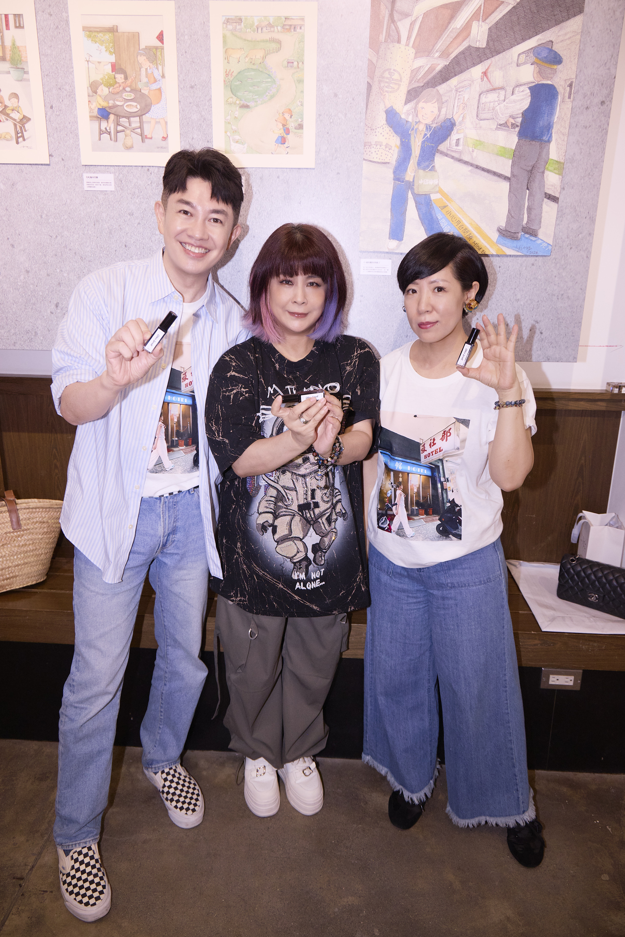 李明川(左起)、傅薇、觀玲為開展站台。豐朵公關提供