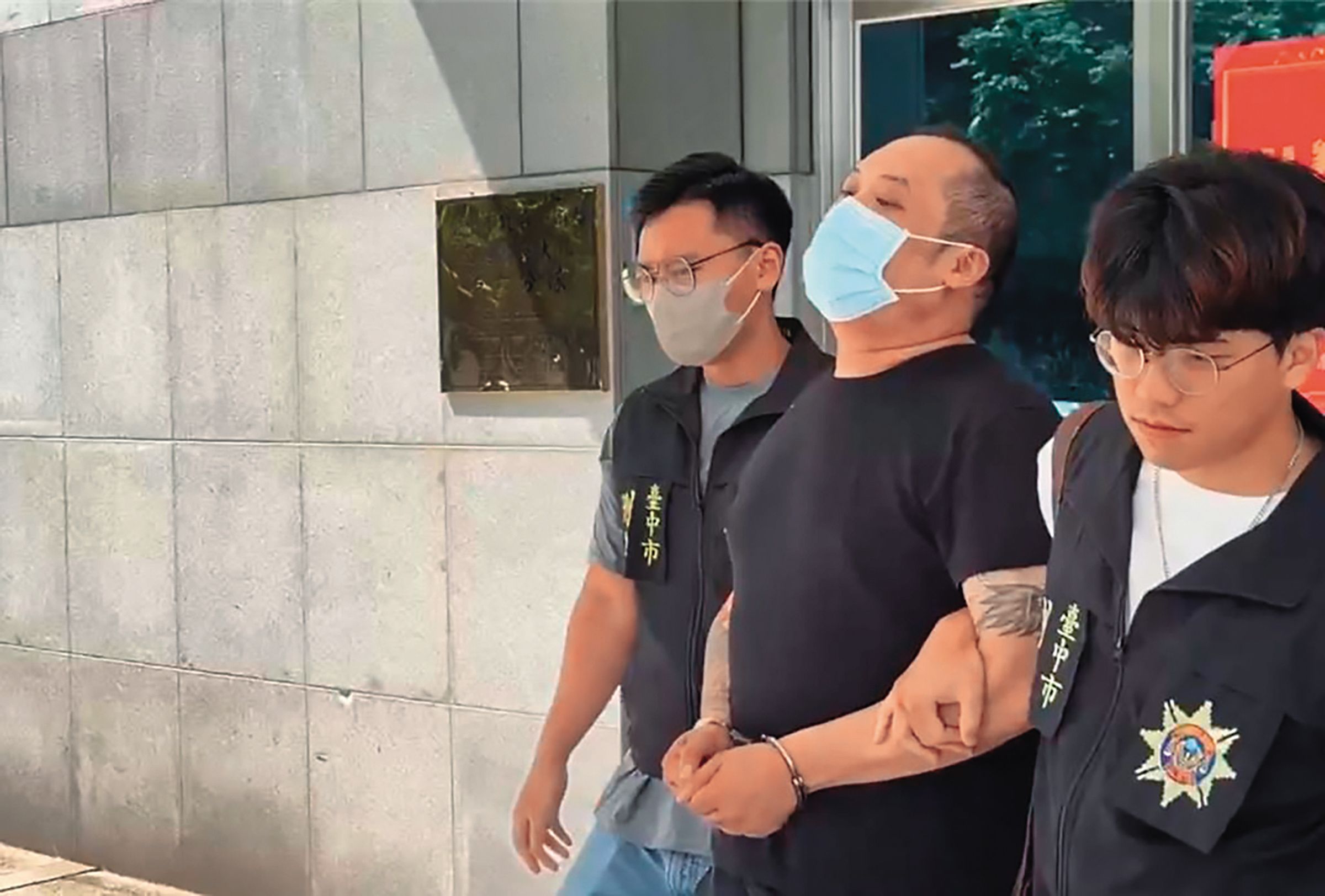香港籍男子廖港發(中)是和勝和黑幫成員,以港幣10萬元價碼受雇毆打矢板明夫。(翻攝畫面)