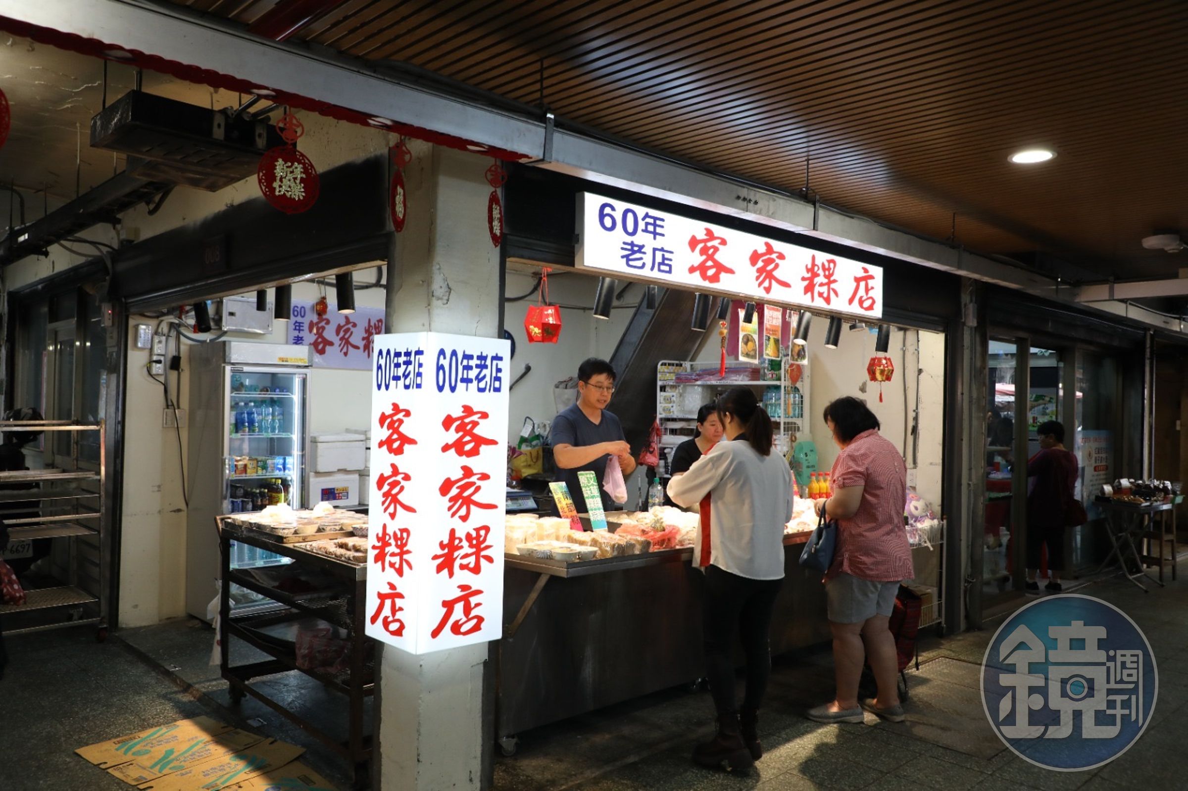「梅蘭阿婆客家粿店」的客家菜包內餡相當豐富，包含蘿蔔絲、蒜苗，以及店家用自製豬油炒香的蝦米與油蔥，香氣濃郁。（何宗昇攝）