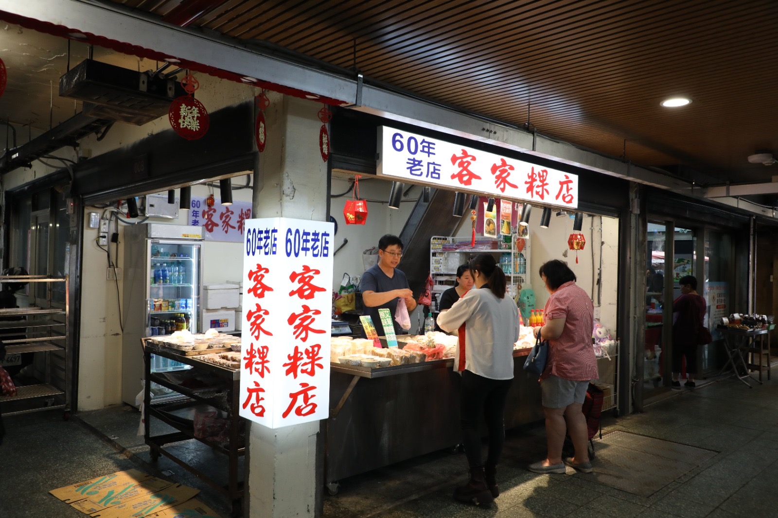 「梅蘭阿婆客家粿店」的客家菜包內餡相當豐富，包含蘿蔔絲、蒜苗，以及店家用自製豬油炒香的蝦米與油蔥，香氣濃郁。（何宗昇攝）