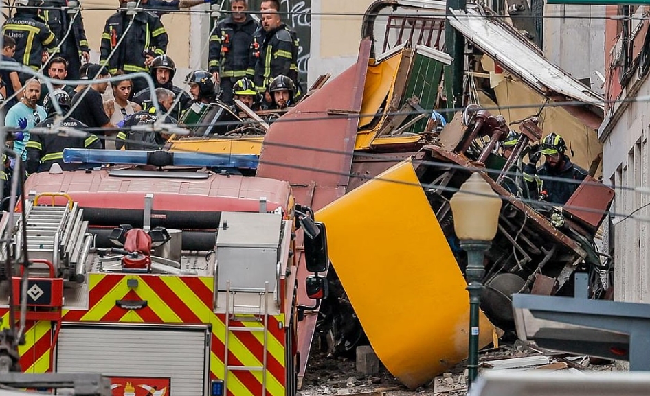 葡萄牙里斯本知名地面纜車脫軌。（翻攝自X@motosserra672）