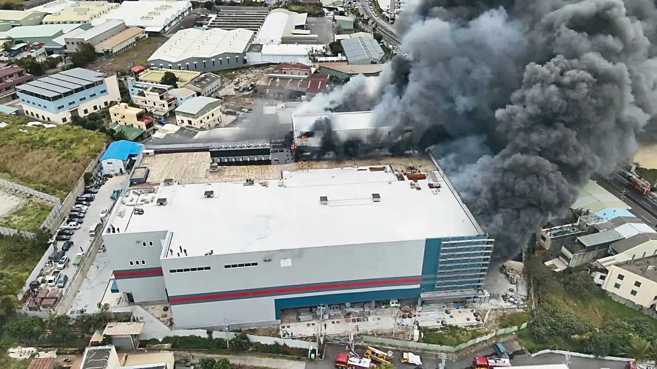 全聯倉儲大火奪走9條人命，業界揭露耐燃建材造假內幕。（台中市消防局提供）