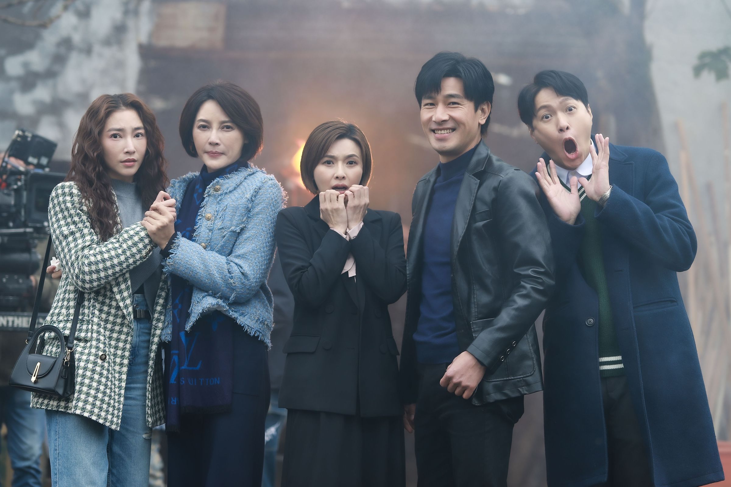 《愛的榮耀》左起張家瑋、李沛綾、吳婉君、傅子純、黃少谷在失火的場景前拍攝合照。(民視提供)