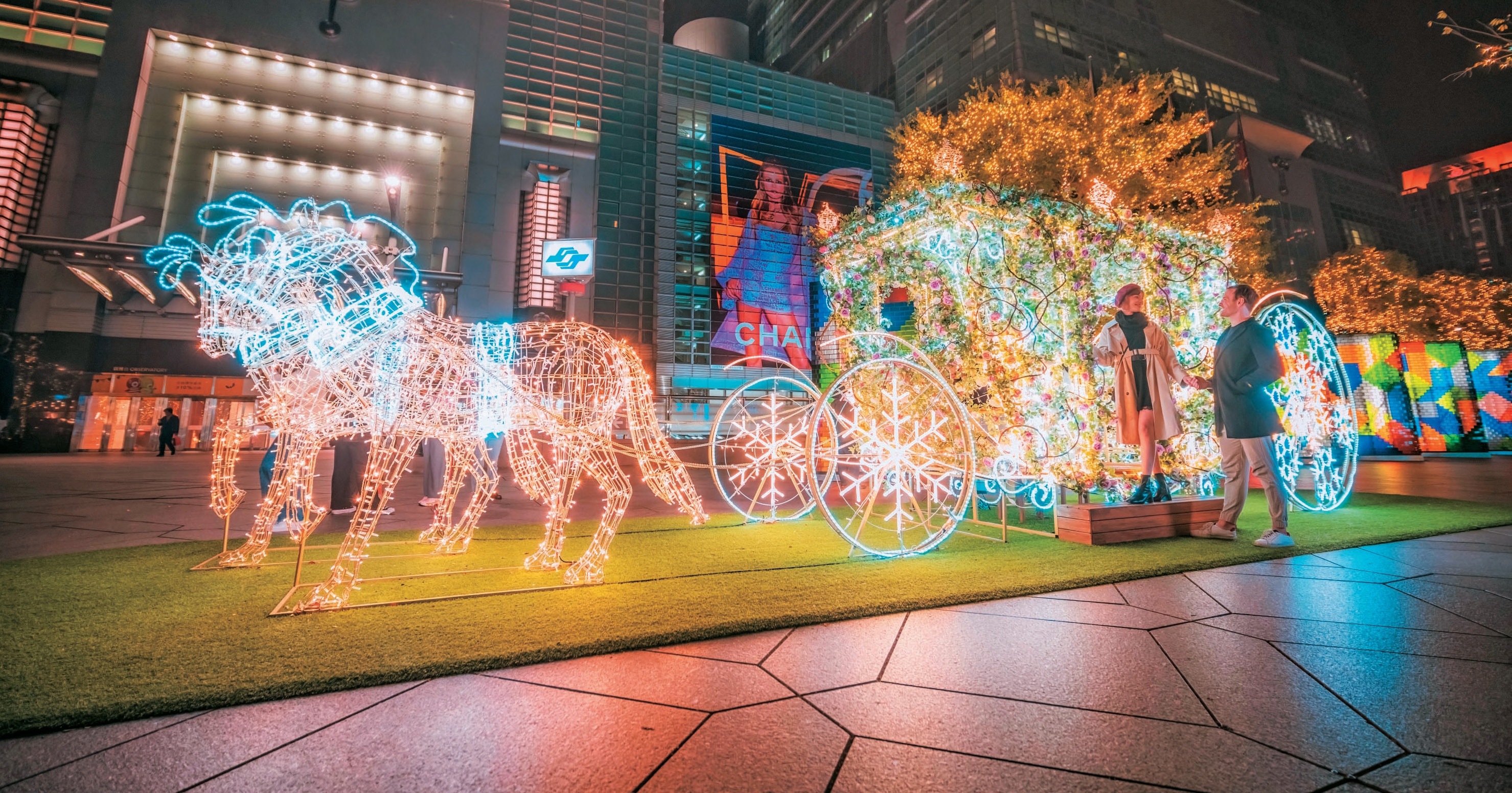 信義商圈的各式耶誕燈飾裝置閃耀冬夜。（資料照／台北101）