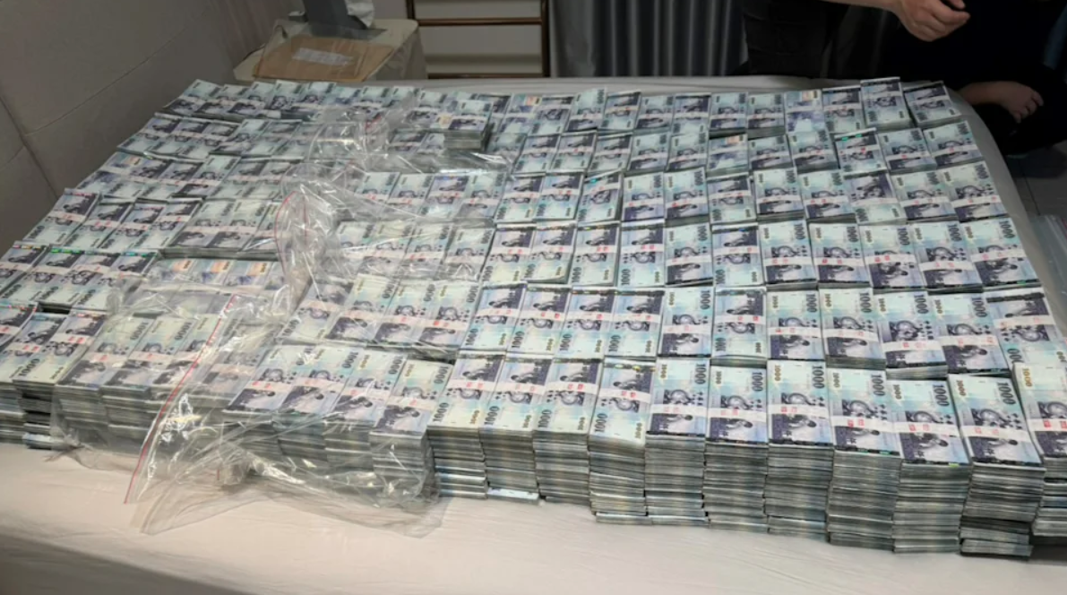 台中地檢署偵辦神說公司非法吸金案，在櫃子中搜出上億現金。（翻攝畫面）